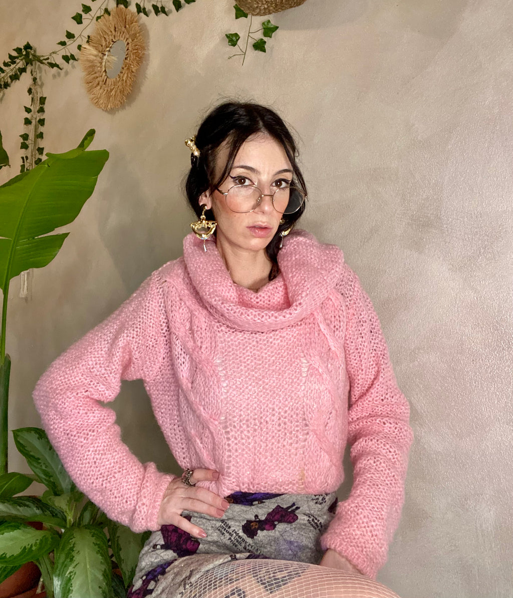 Pull col roulé en crochet rose