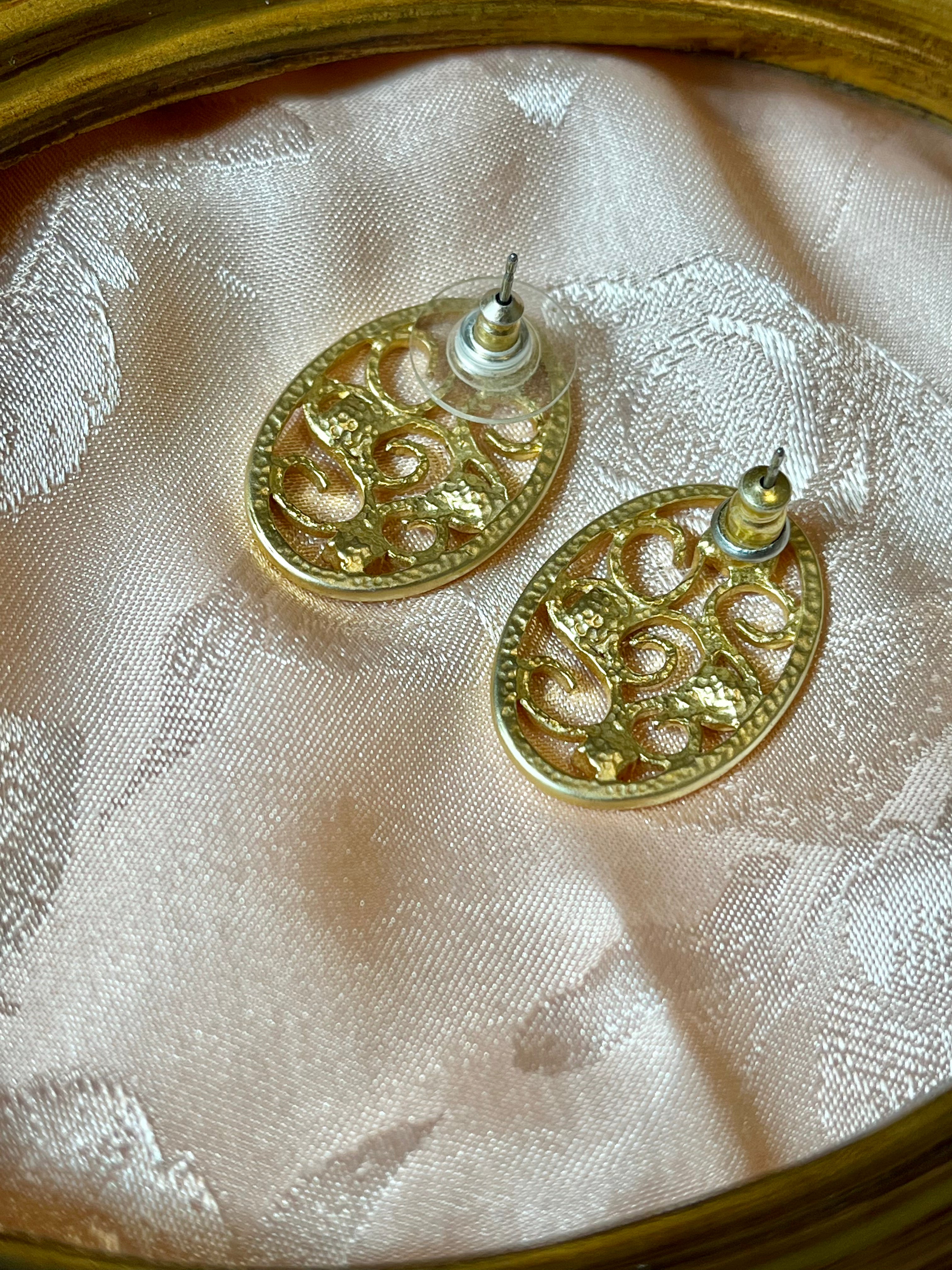 Orecchini dorati ovali