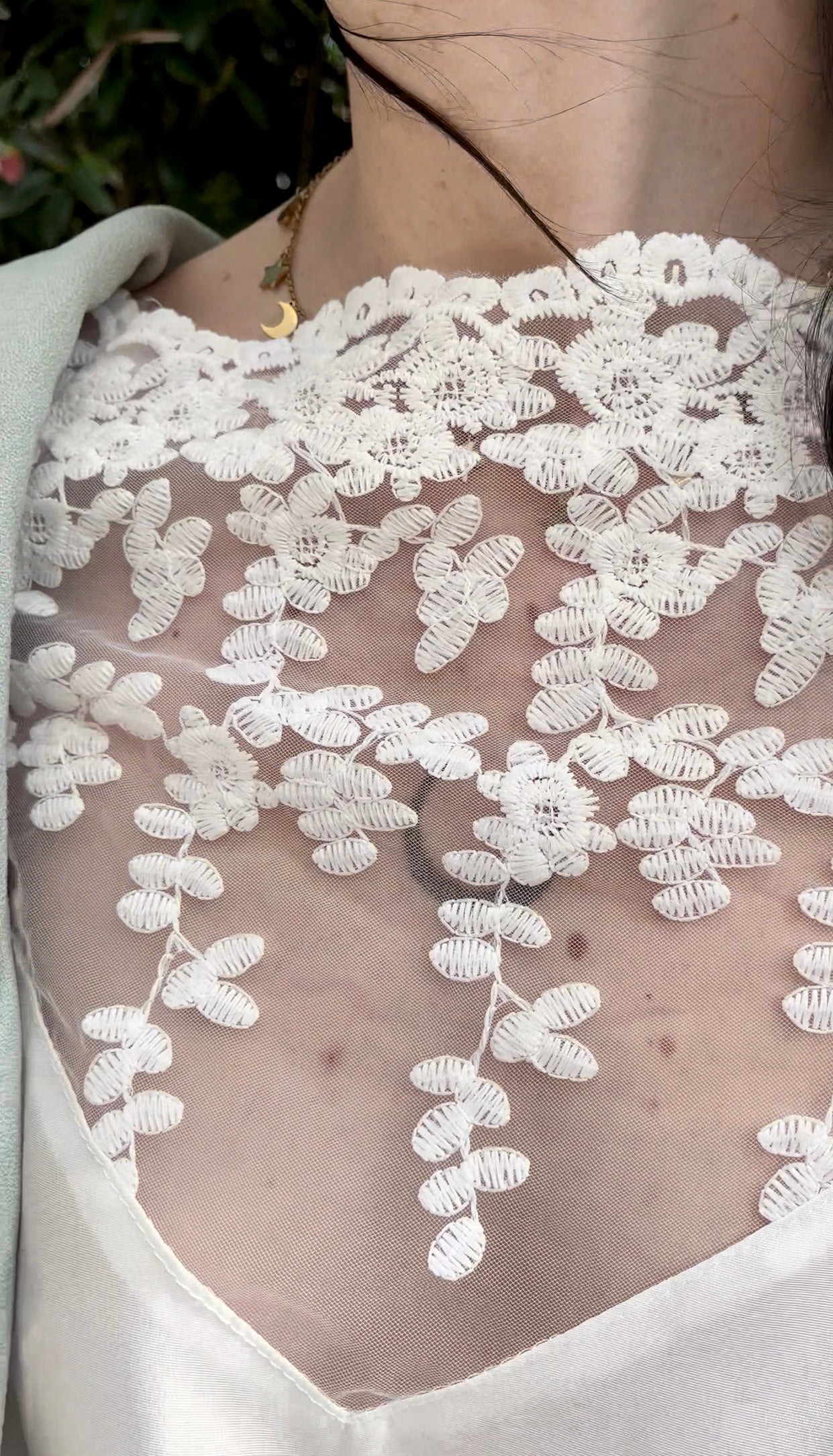 Blusa con dettaglio a triangolo in velo ricamato