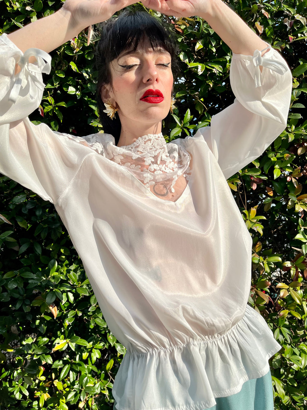 Blusa con dettaglio a triangolo in velo ricamato