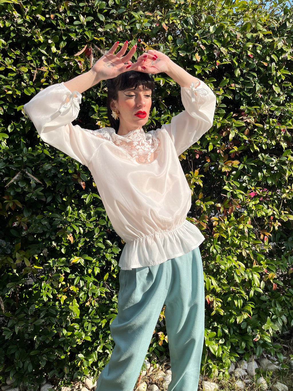 Blusa con dettaglio a triangolo in velo ricamato
