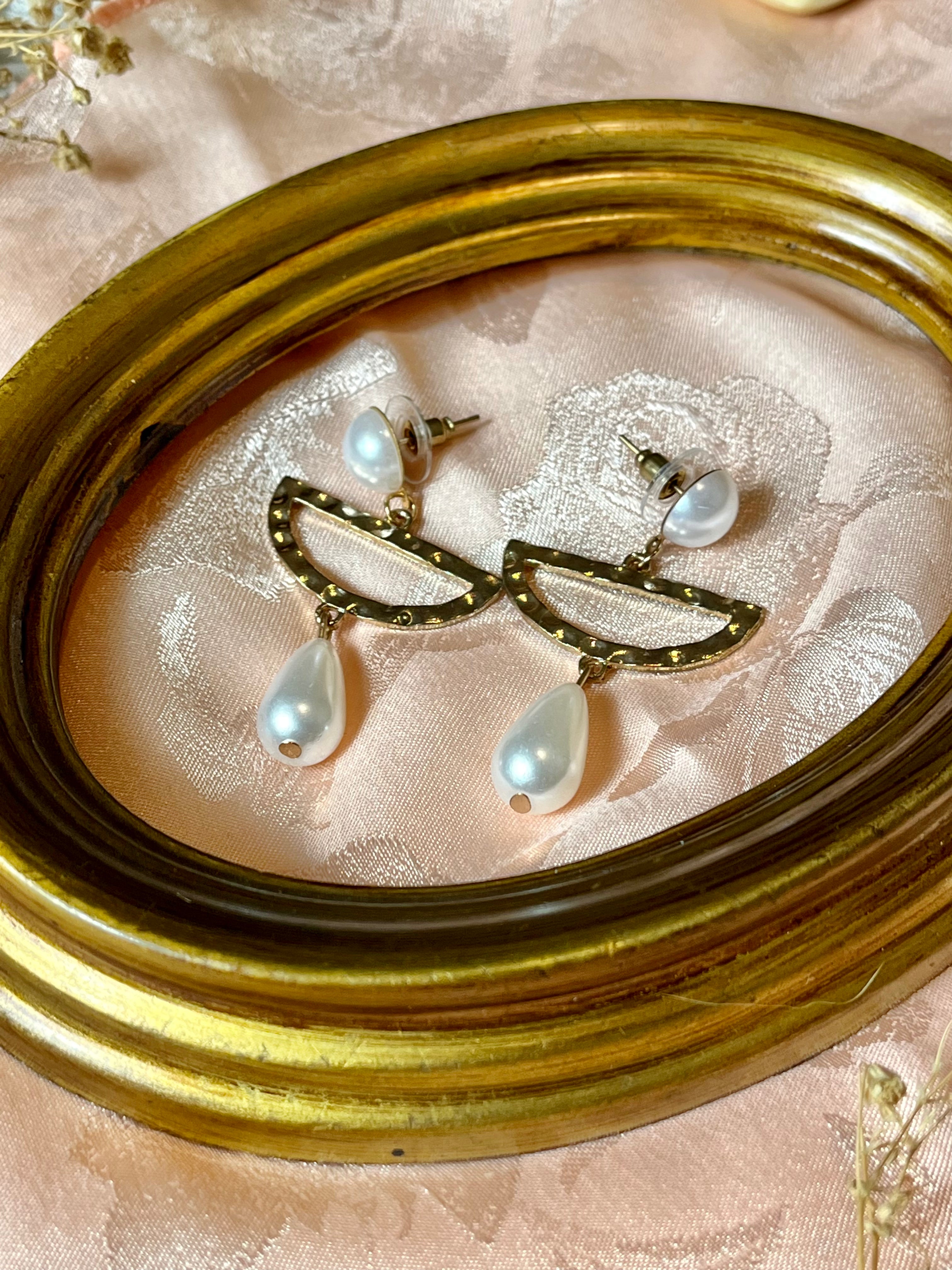 Boucles d'oreilles pendantes avec perles dorées