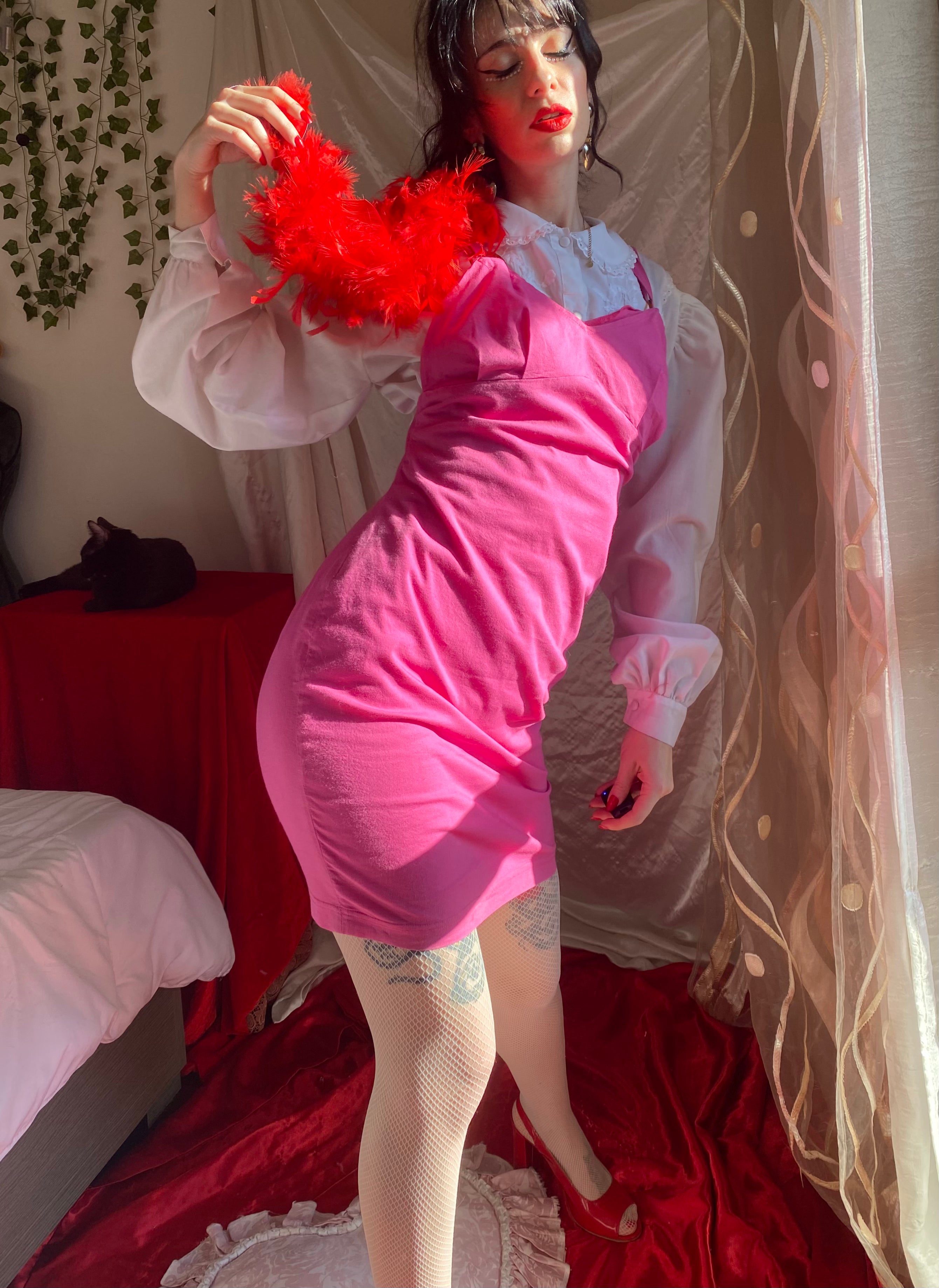 Robe rose à bretelles inversées