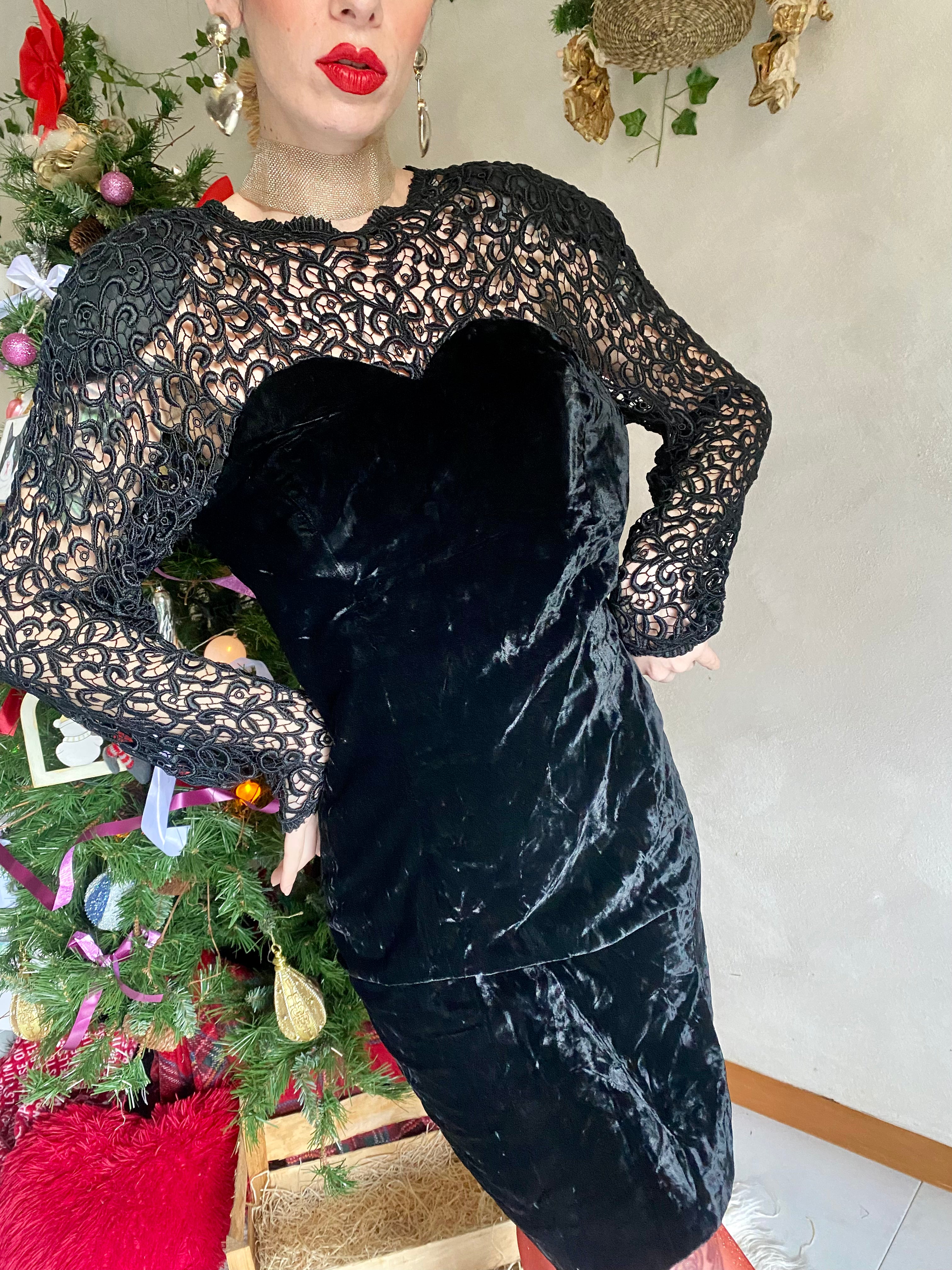 Abito tubino da occasione speciale con scollo a cuore in velluto e pizzo macramé