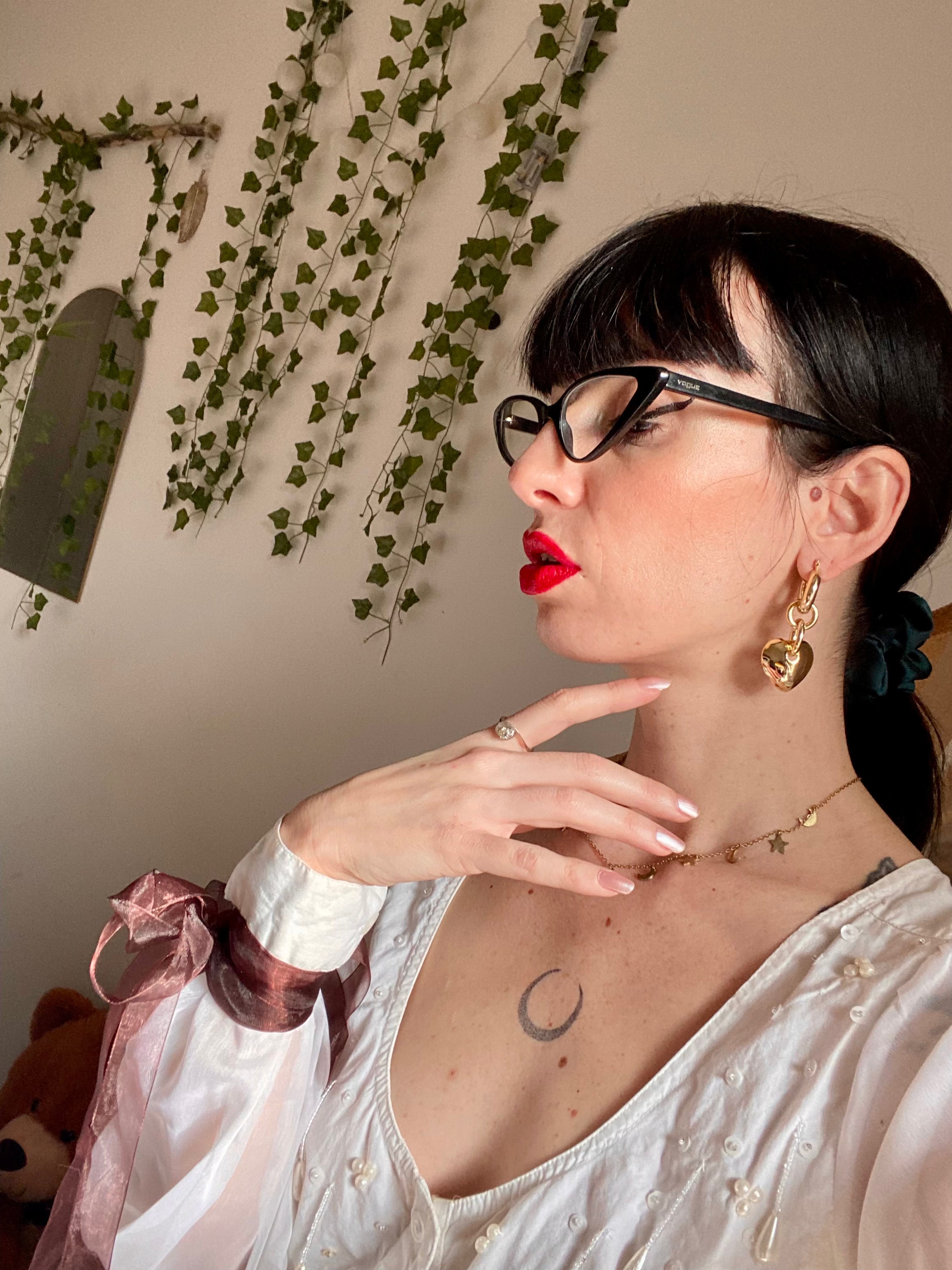 Assembler et démonter les boucles d'oreilles pendantes en forme de cœur