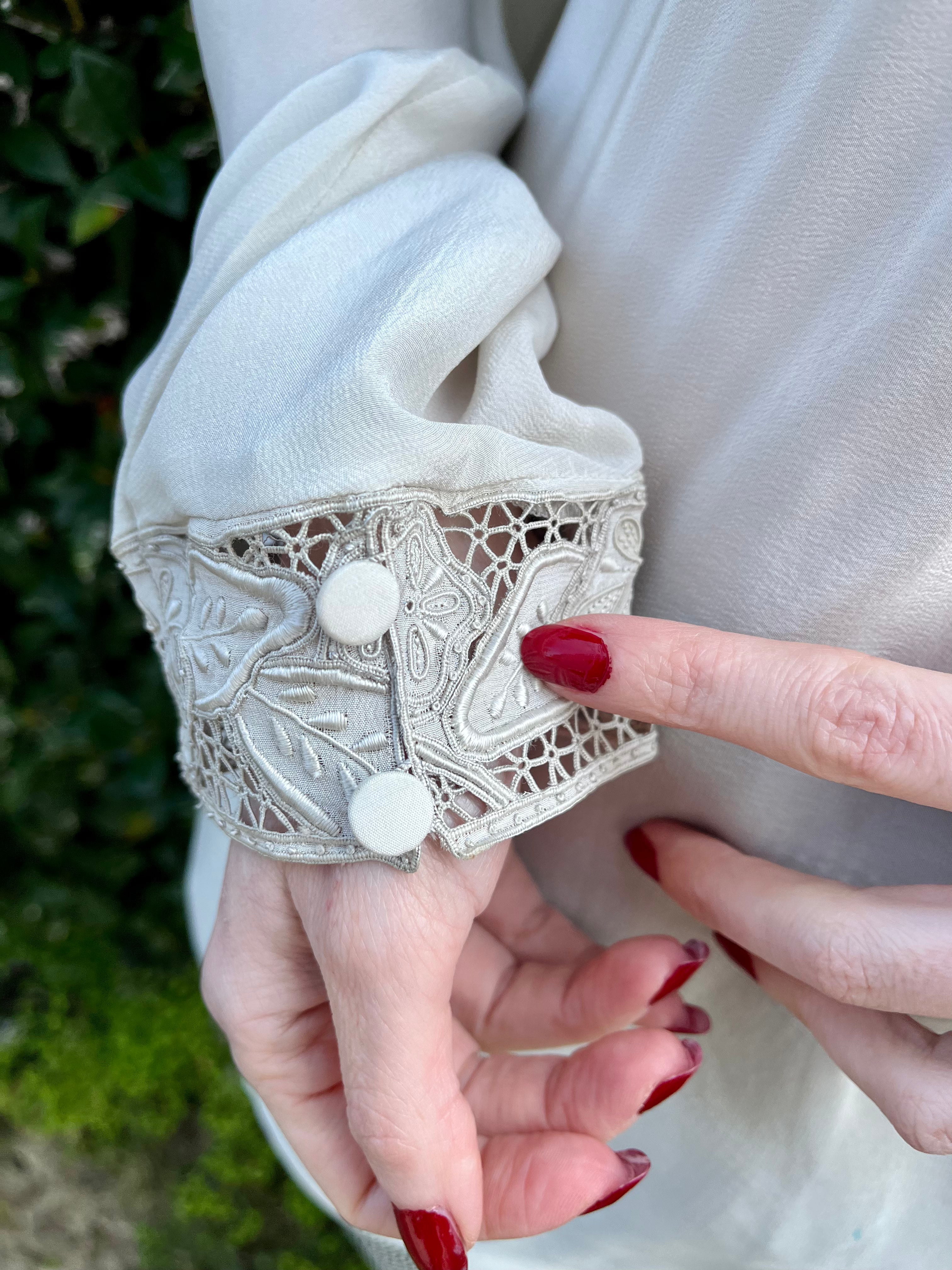 Blusa grigio perla con dettagli ricamati