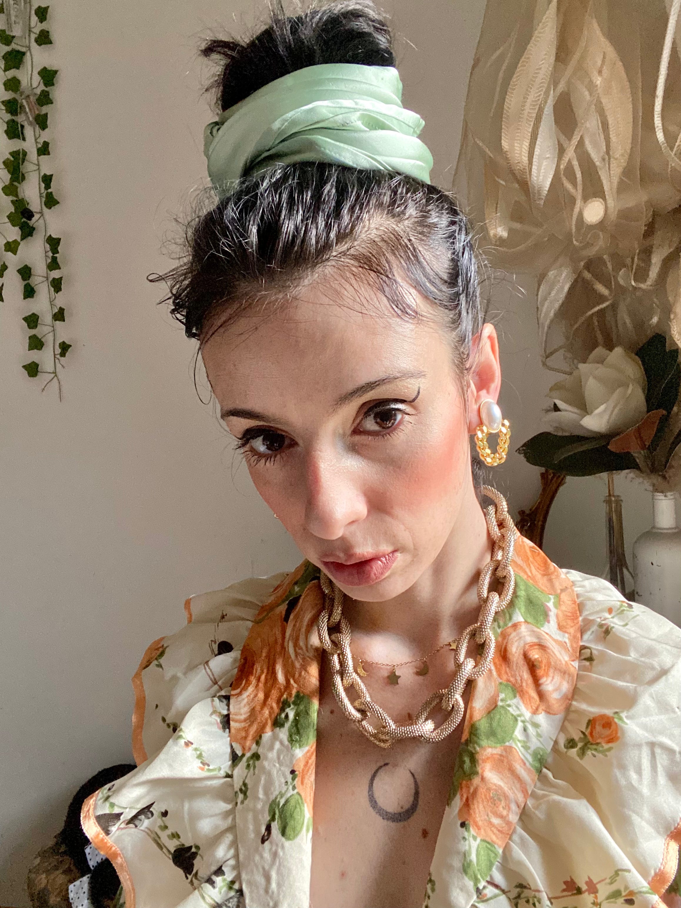 Orecchini a clip con perla e lavorazione intrecciata dorata