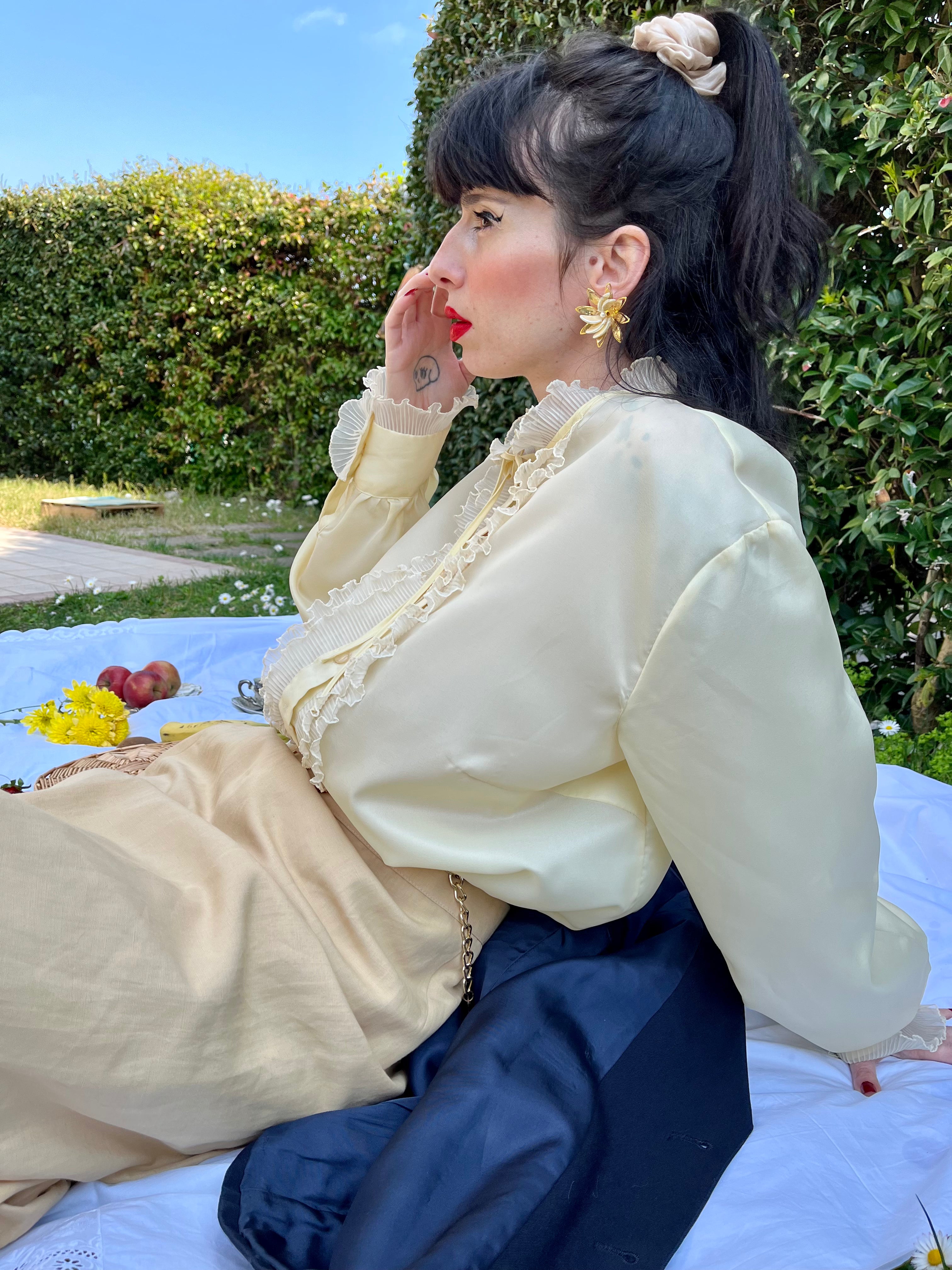 Camicia vittoriana a cascata monocromo pastello