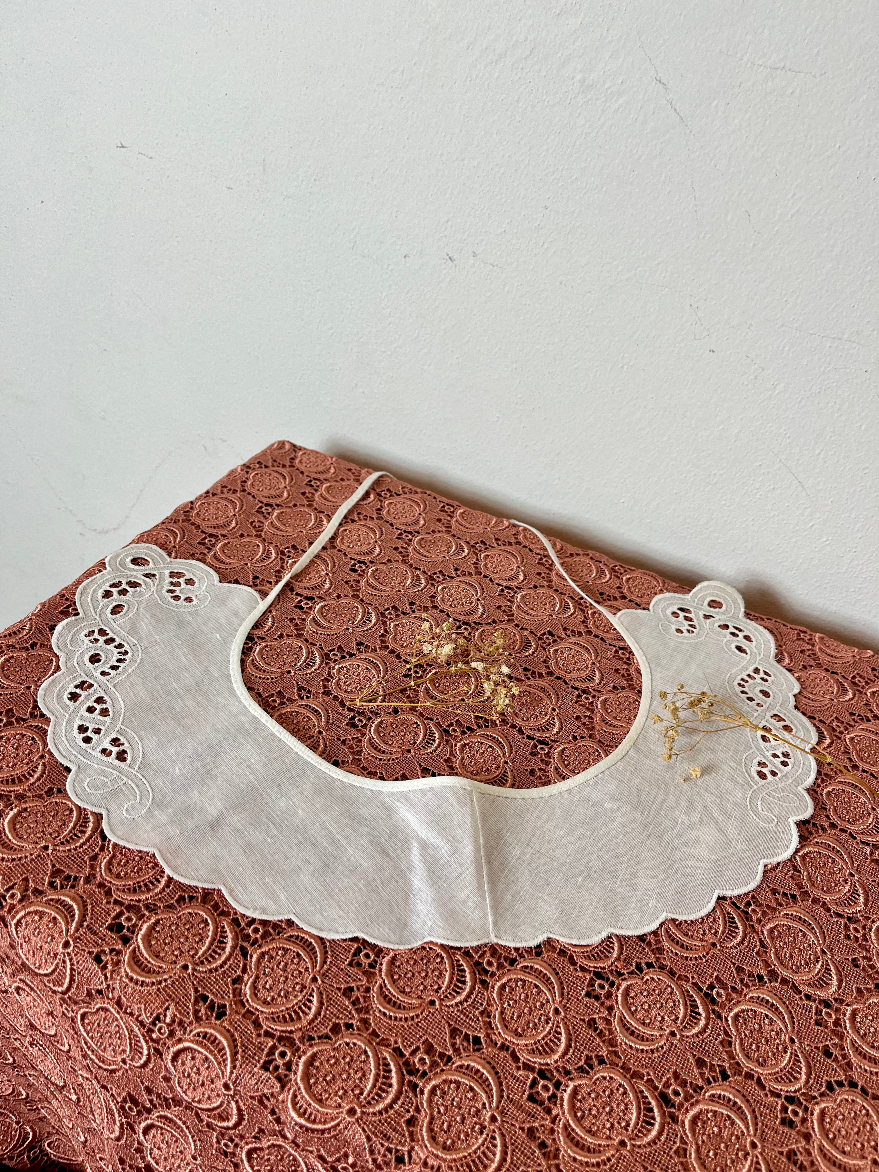 Colletto Peter Pan in cotone ricamato