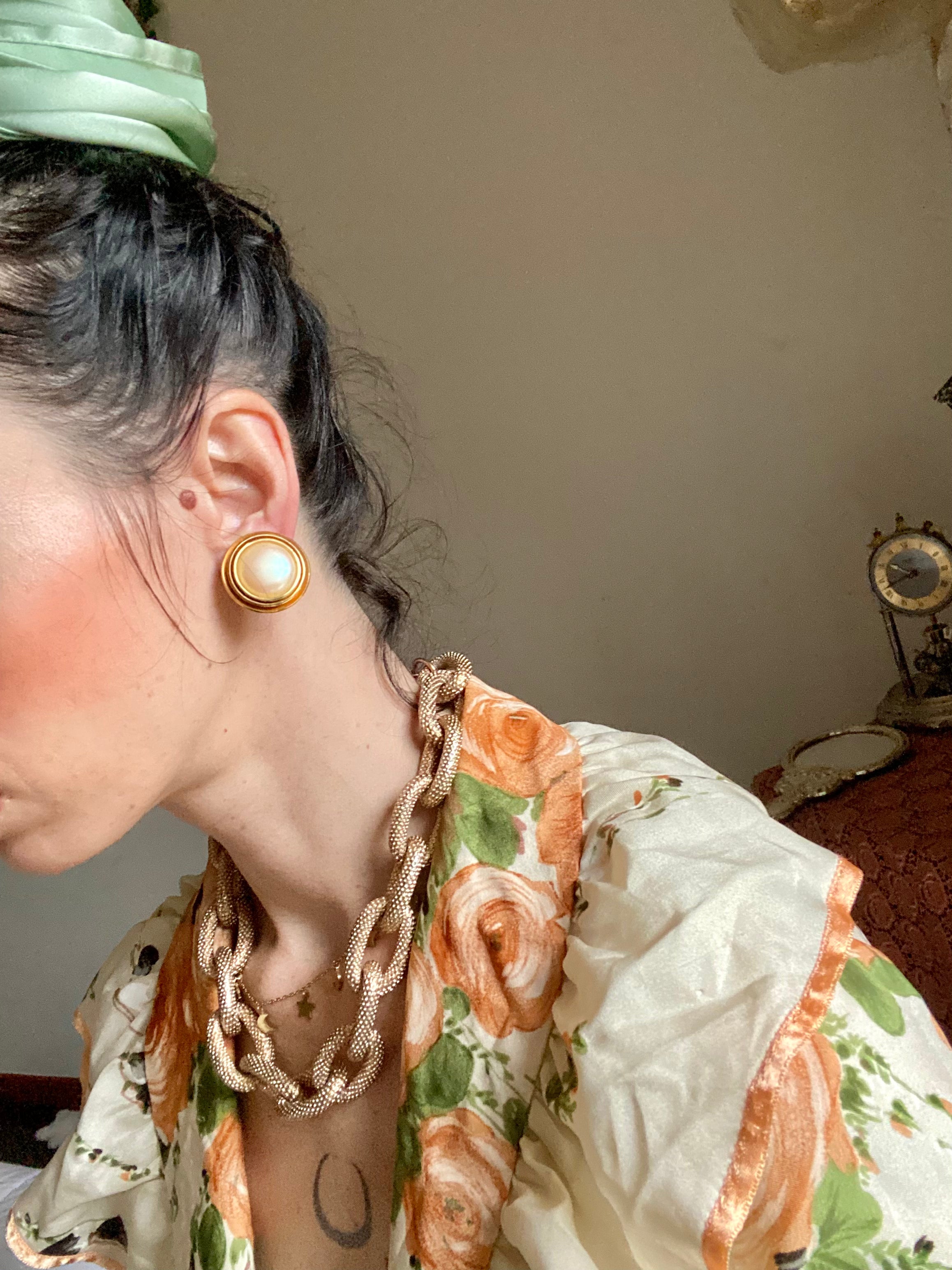 Boucles d'oreilles boutons dorés avec perle