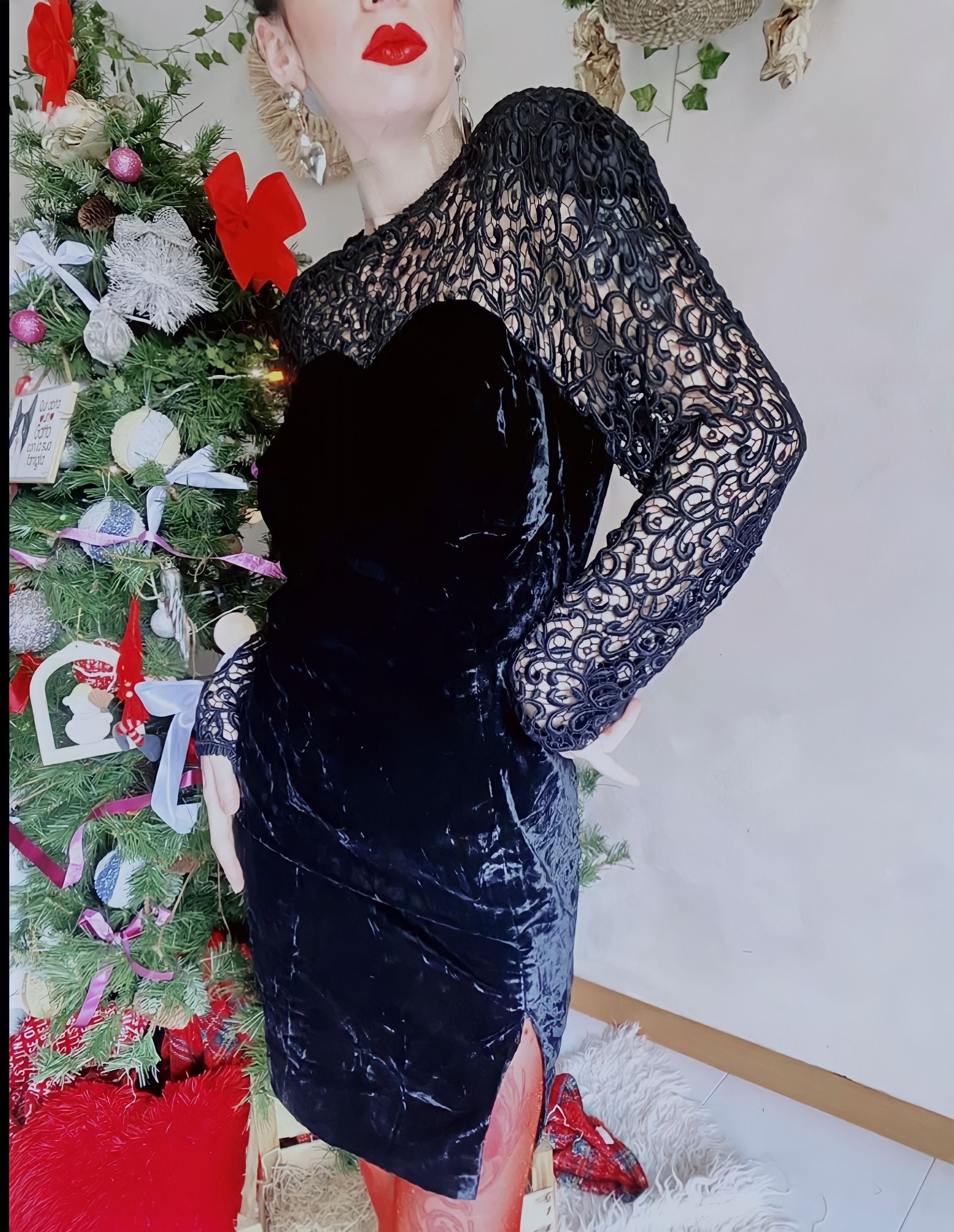 Abito tubino da occasione speciale con scollo a cuore in velluto e pizzo macramé