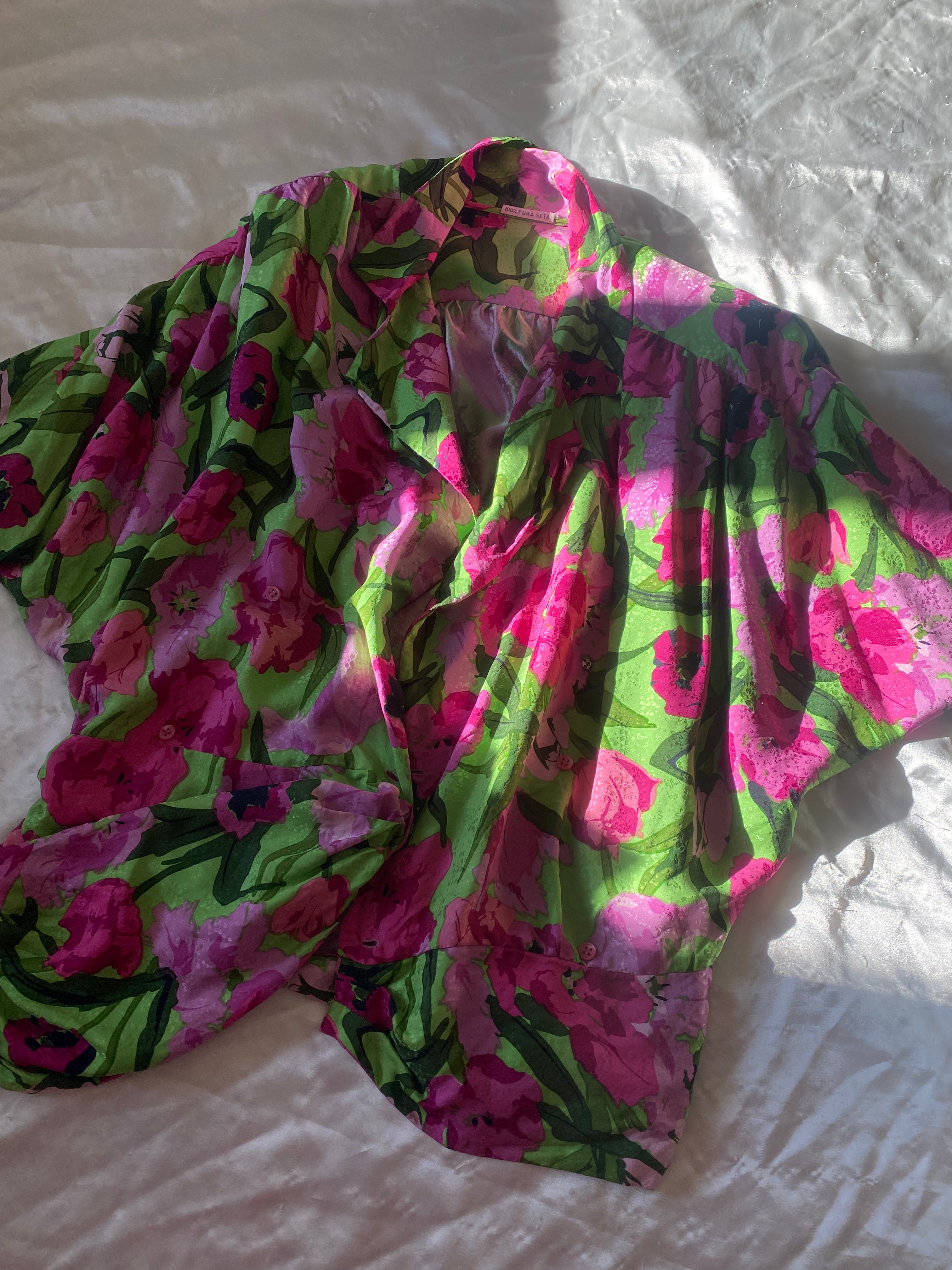 Blusa floreale in seta con colletto a punta di lancia