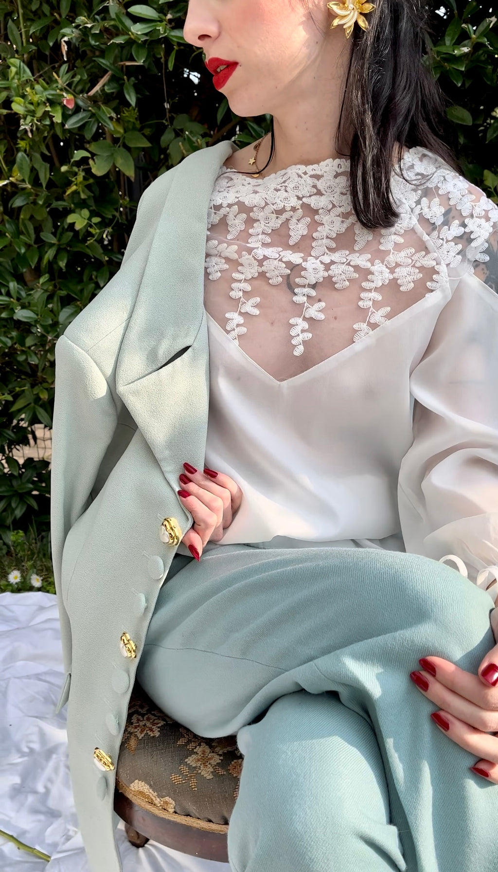 Blusa con dettaglio a triangolo in velo ricamato