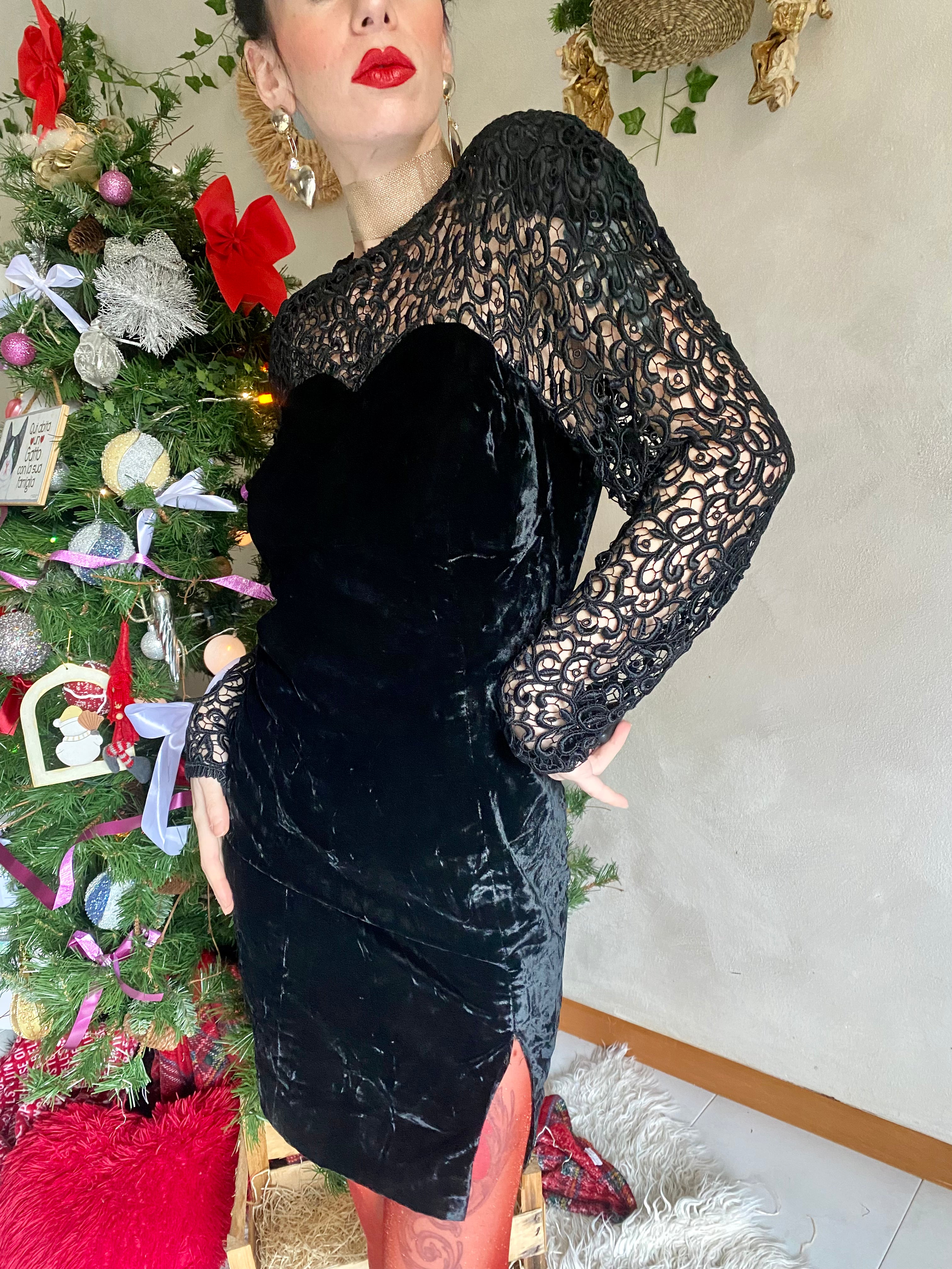 Abito tubino da occasione speciale con scollo a cuore in velluto e pizzo macramé