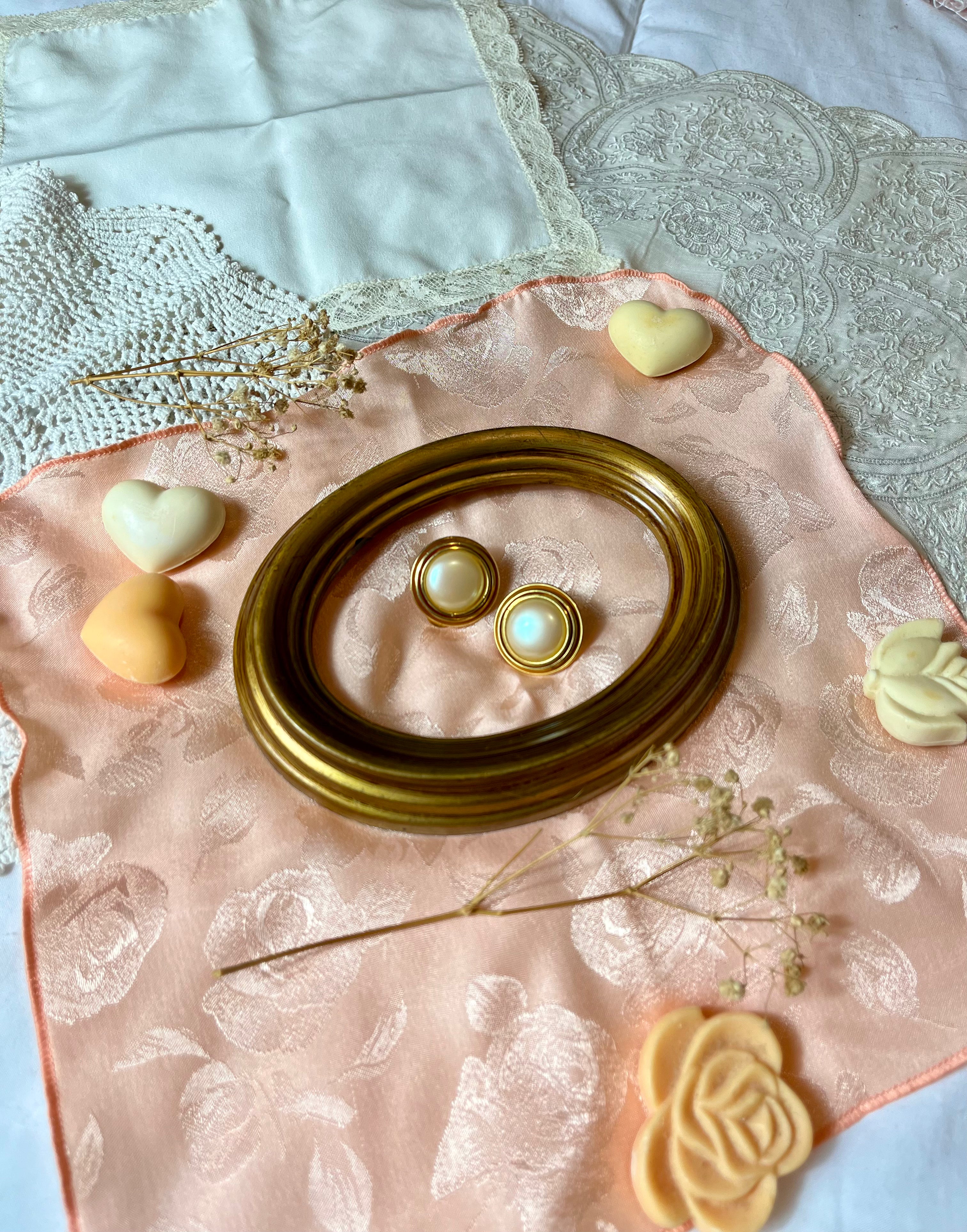 Boucles d'oreilles boutons dorés avec perle