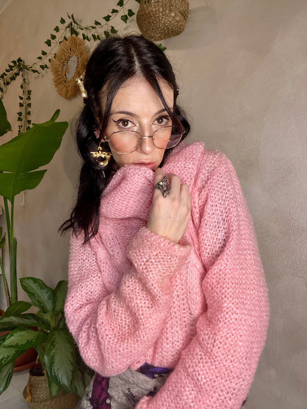 Pull col roulé en crochet rose