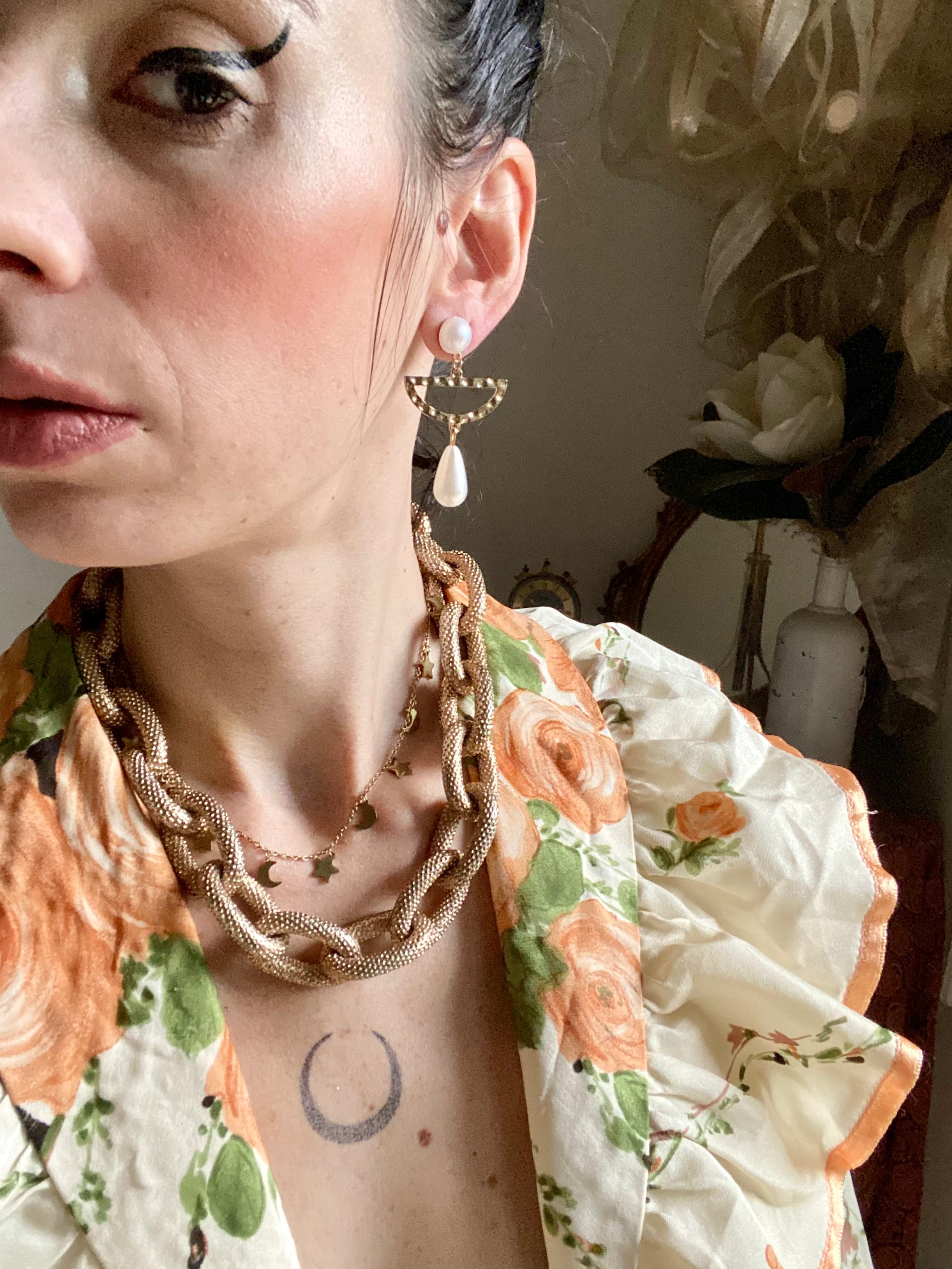 Boucles d'oreilles pendantes avec perles dorées