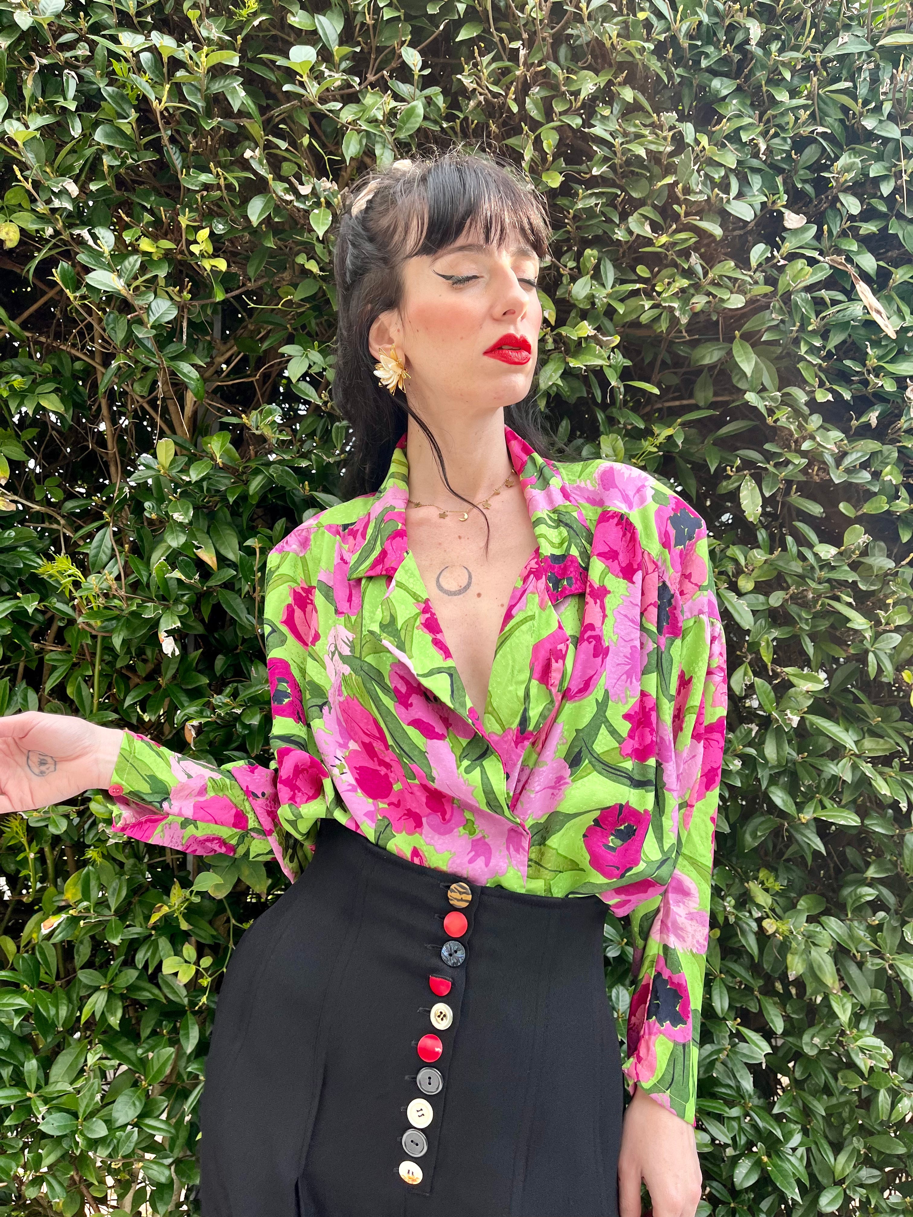 Blusa floreale in seta con colletto a punta di lancia