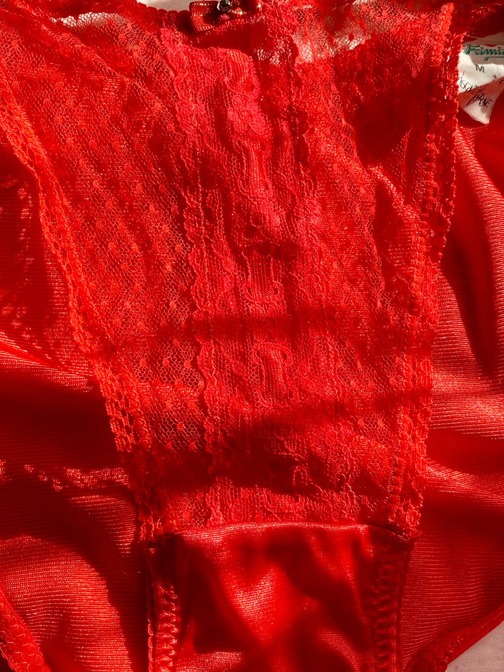 Slip en voile à pois en dentelle