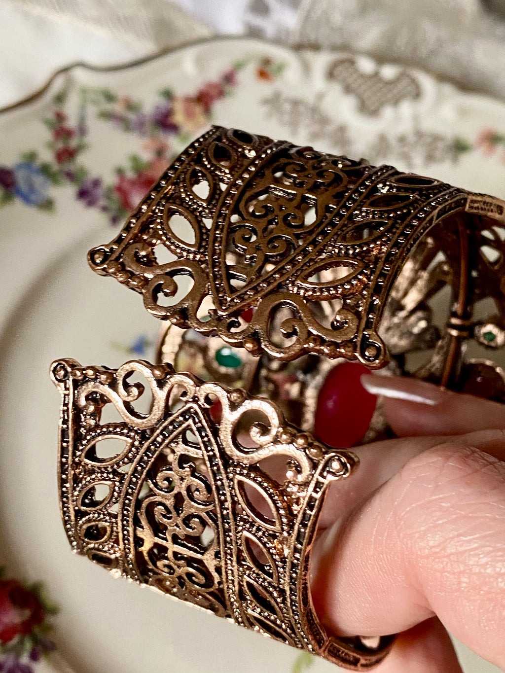 Bracciale rigido etnico con pietre e strass