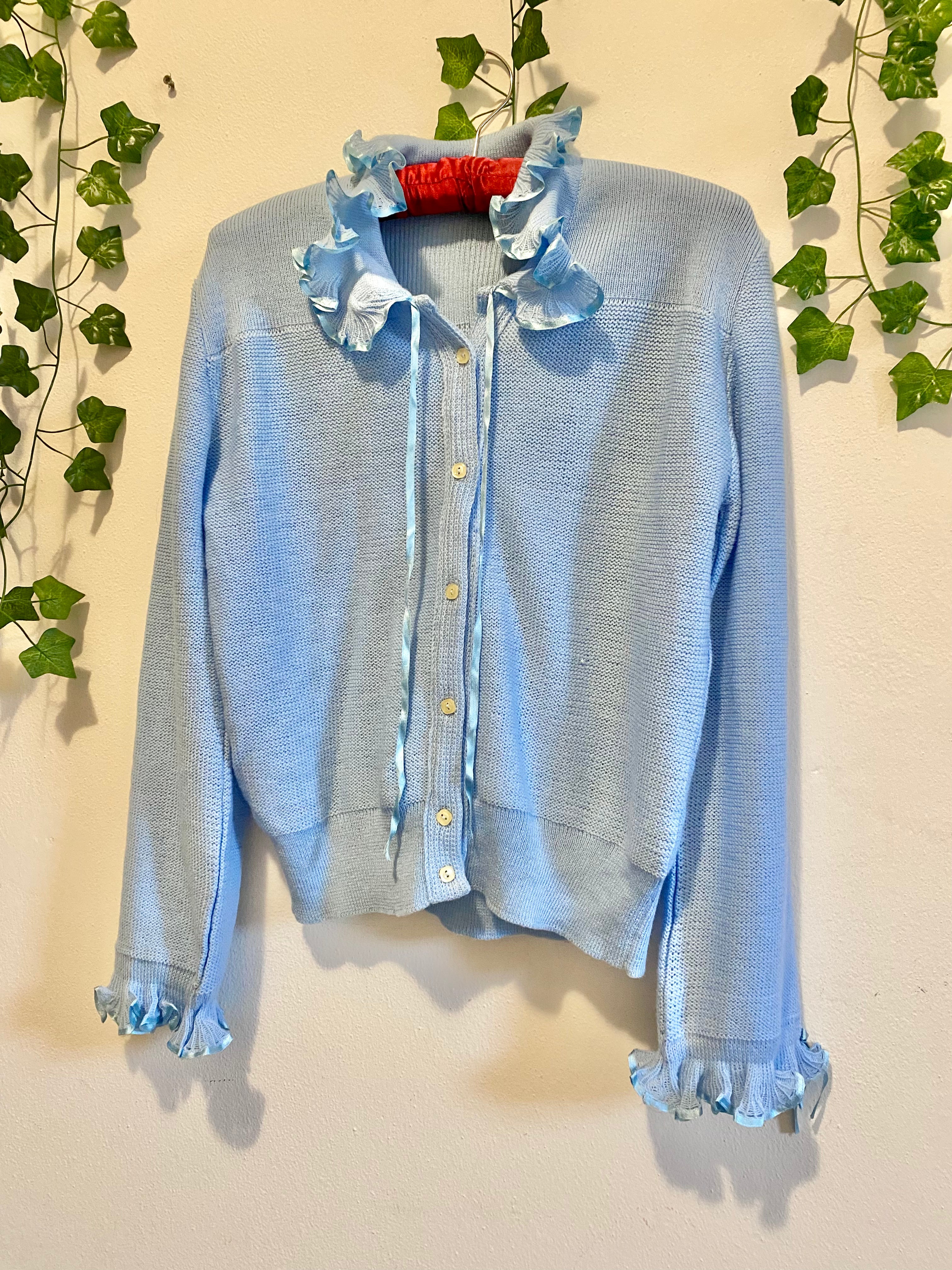 Cardigan pastello con colletto e polsini arricciati