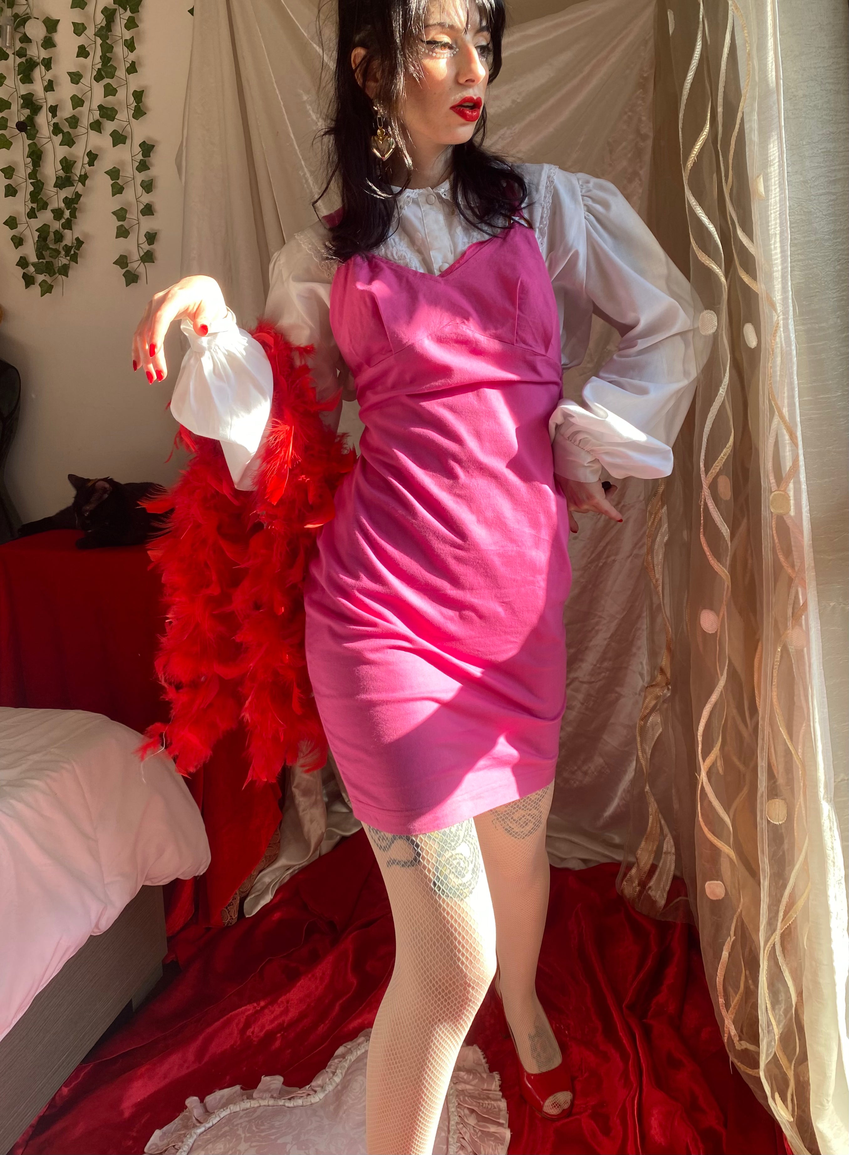 Robe rose à bretelles inversées