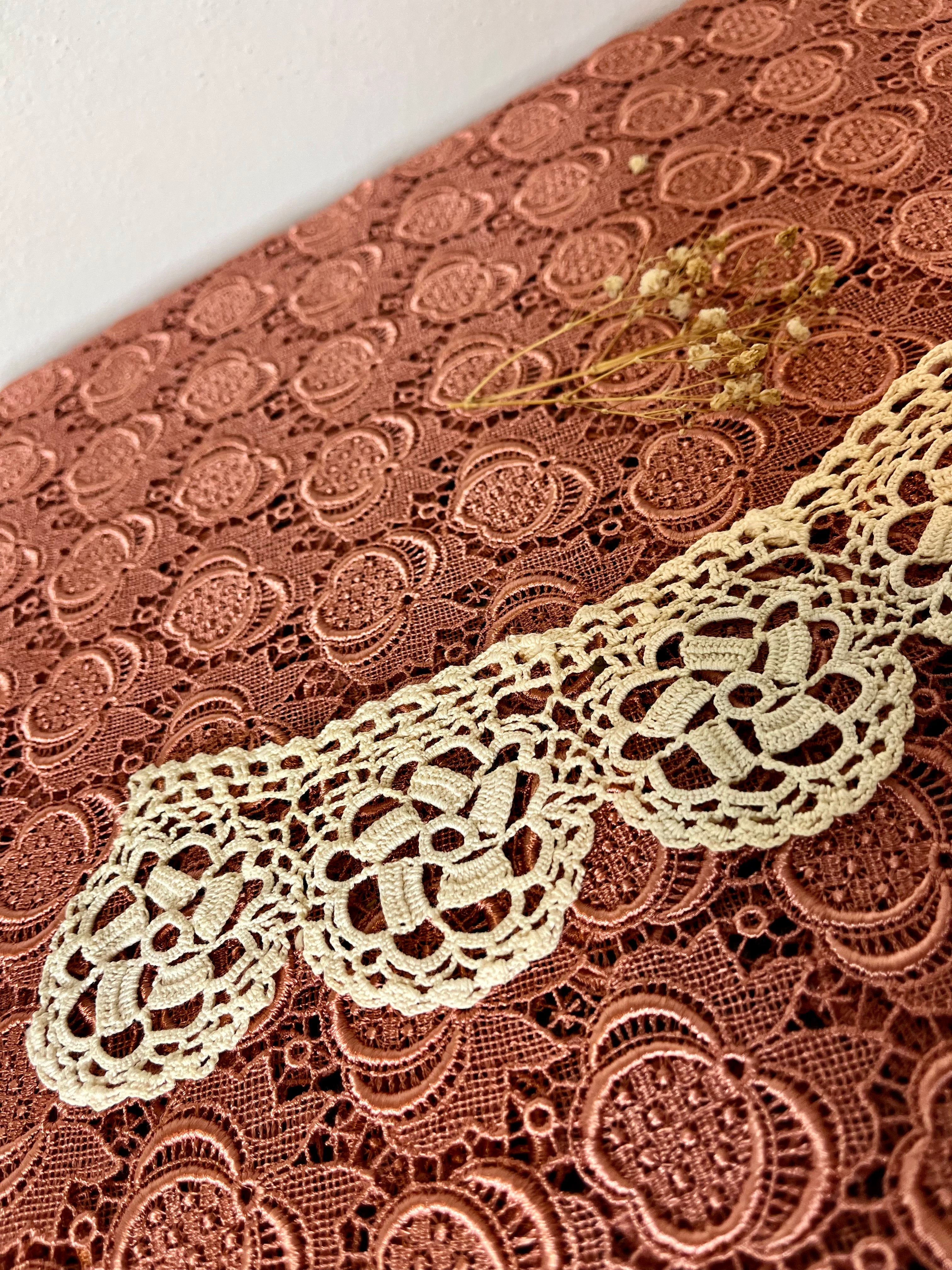 Colletto Chiacchierino in pizzo tinta sabbia