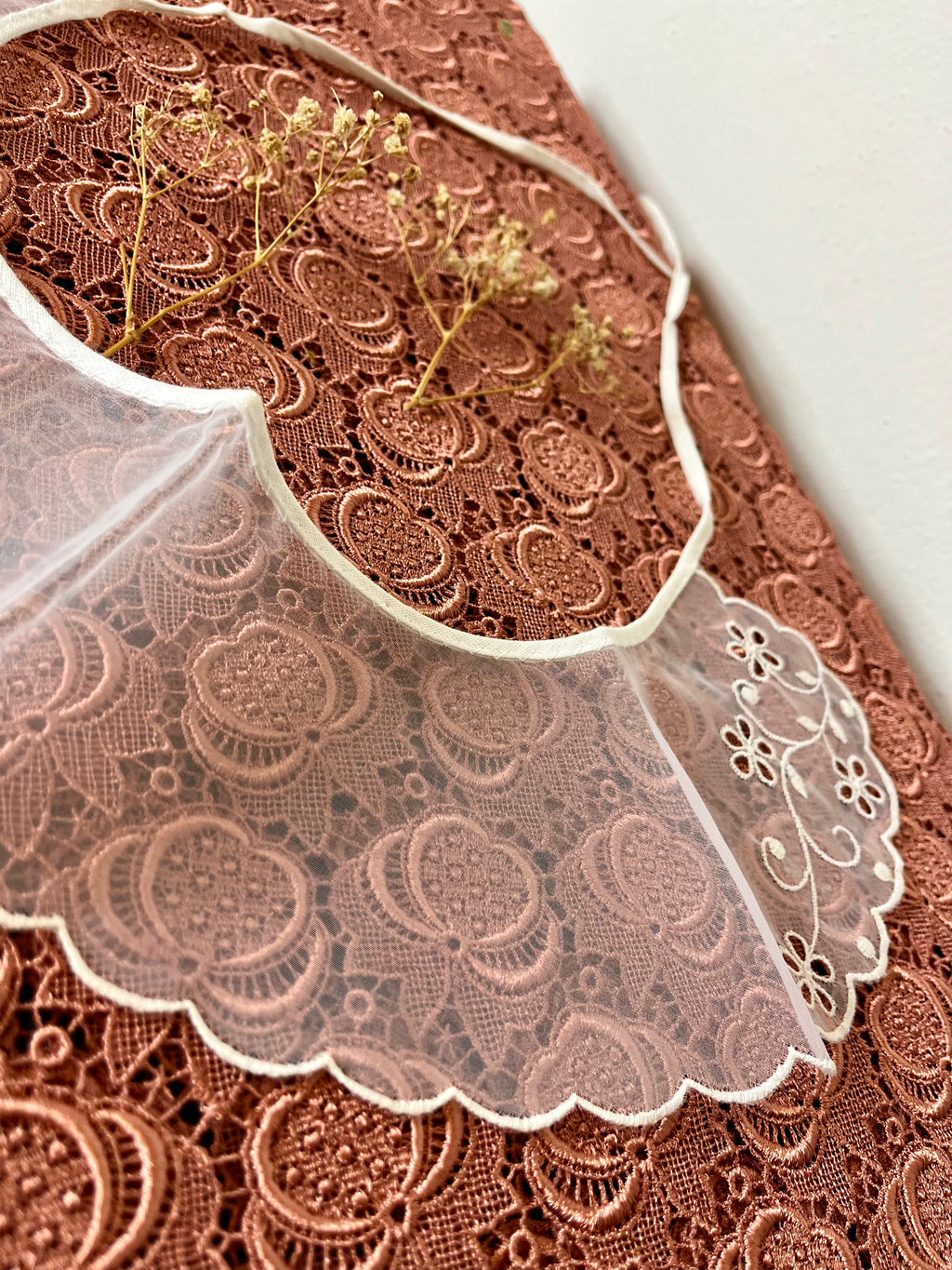 Colletto in organza Puritan ricamato