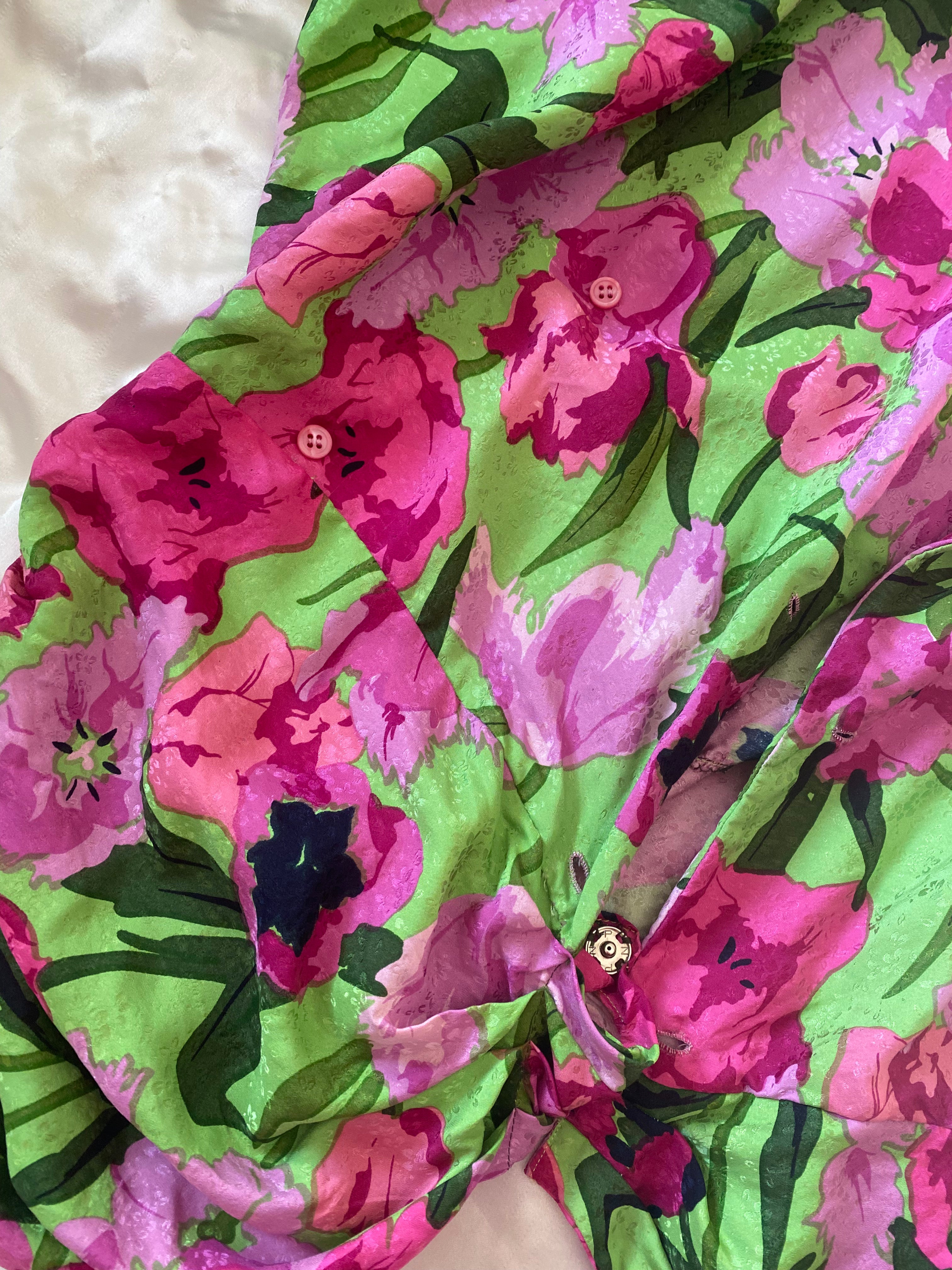 Blusa floreale in seta con colletto a punta di lancia