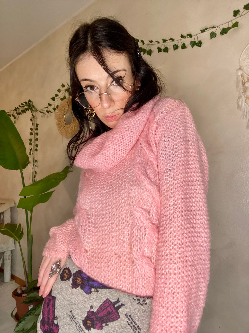 Pull col roulé en crochet rose