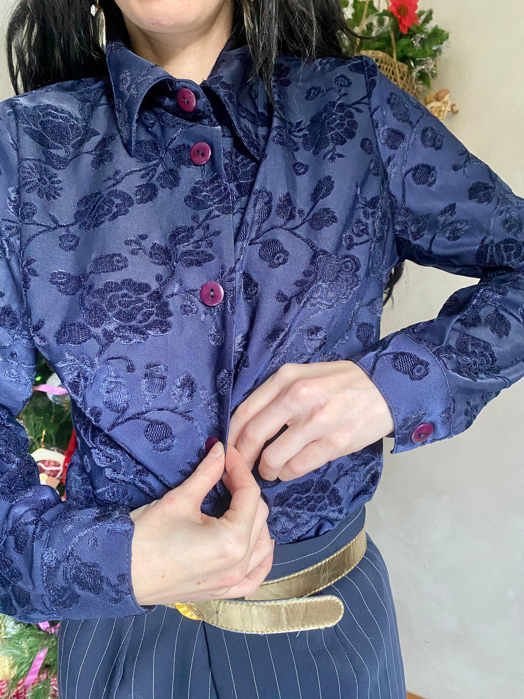 Chemise bleue avec roses en velours et col cassé