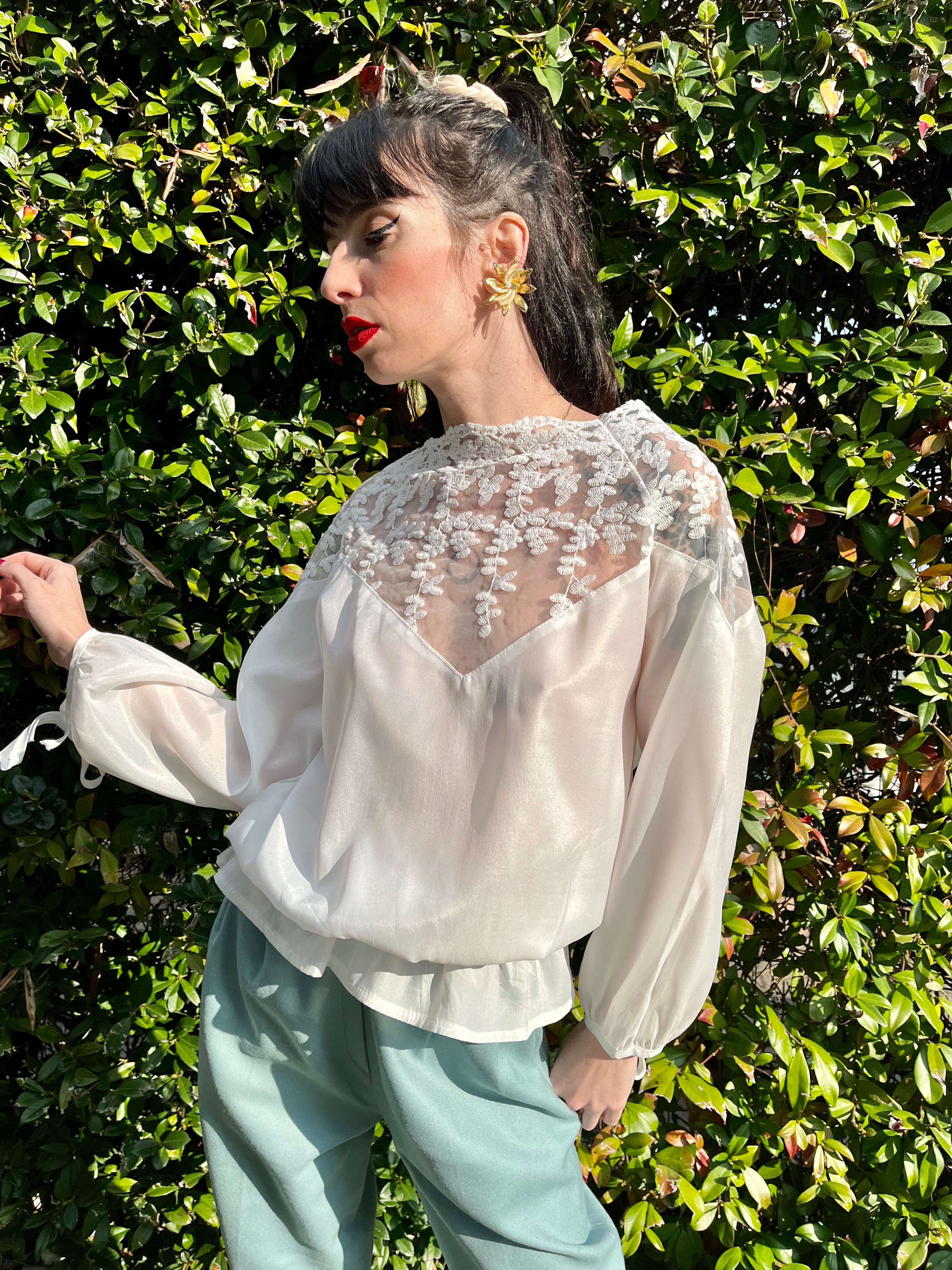 Blusa con dettaglio a triangolo in velo ricamato