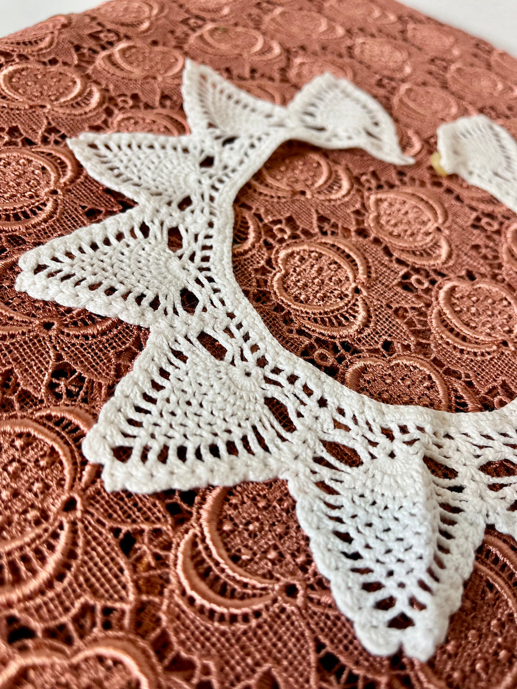 Col en frivolité au crochet