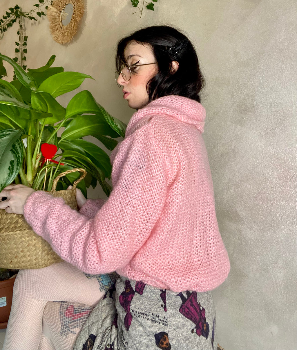 Pull col roulé en crochet rose