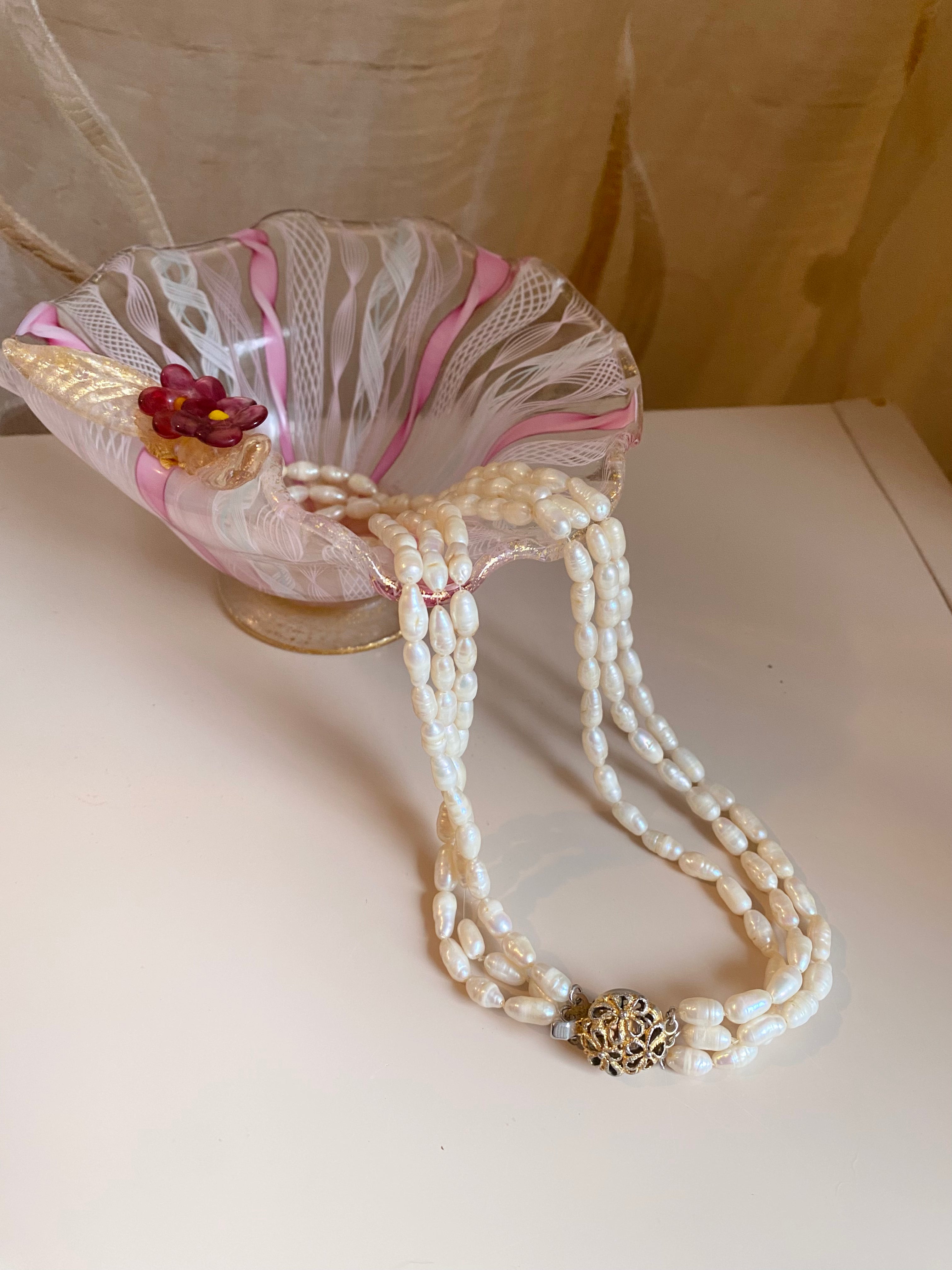 Collana in perle tre fili con chiusura in oro