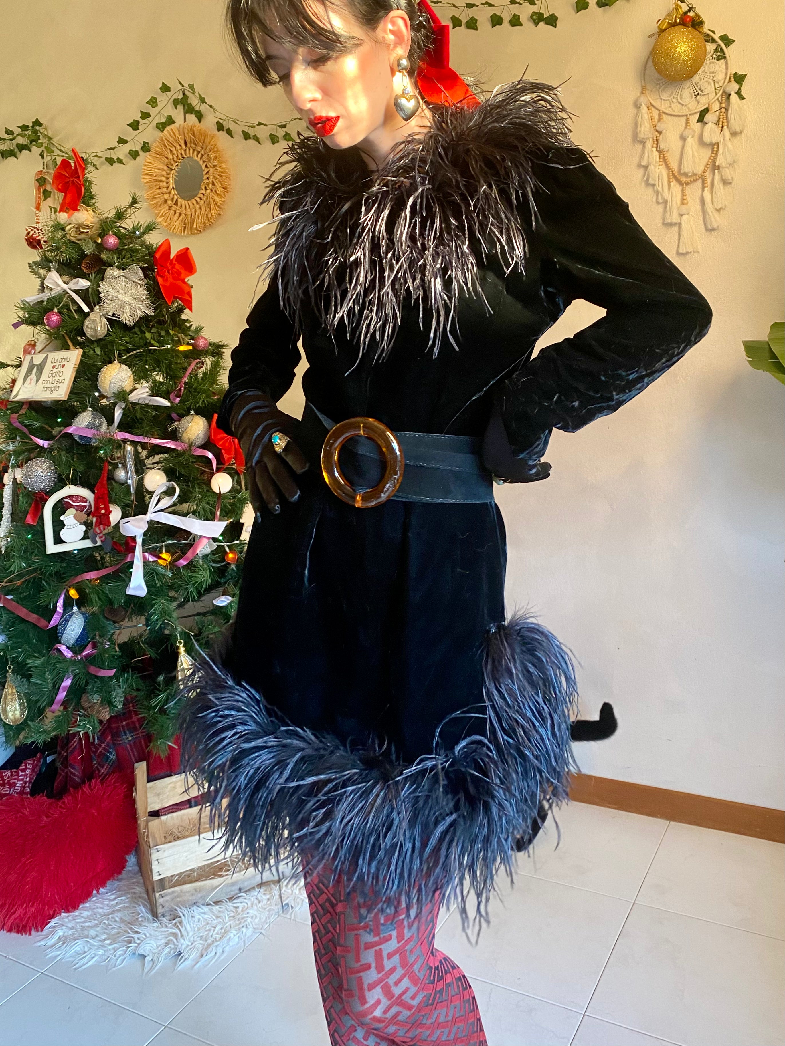 Abito capodanno a tubino in velluto con dettagli in piume