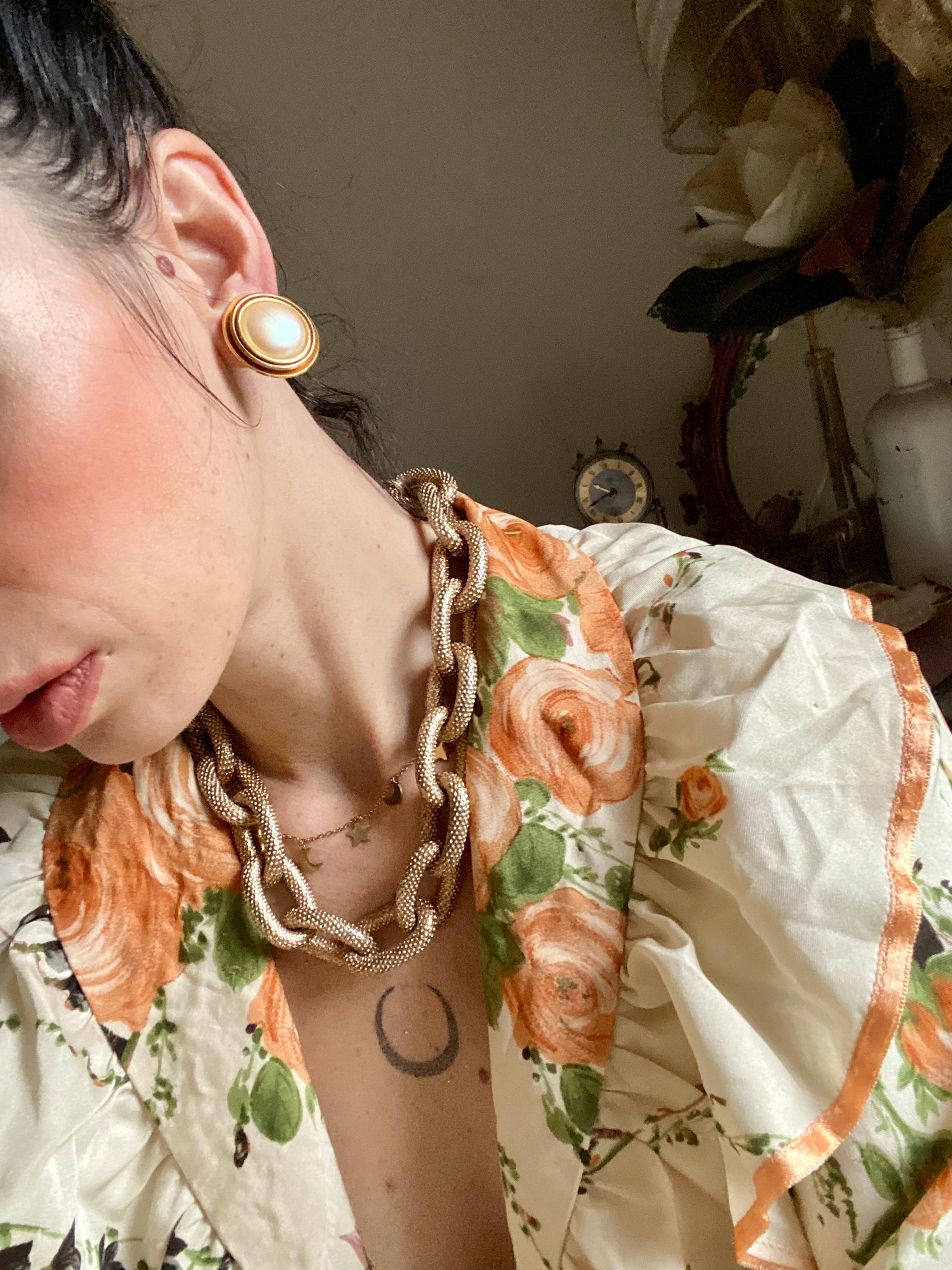 Boucles d'oreilles boutons dorés avec perle