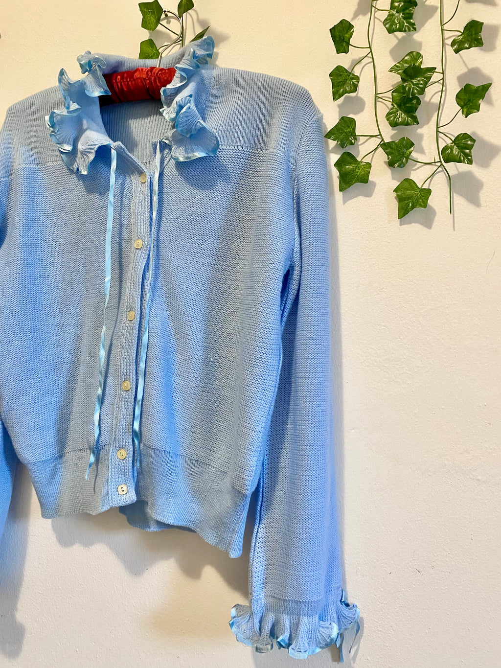 Cardigan pastel avec col et poignets froncés