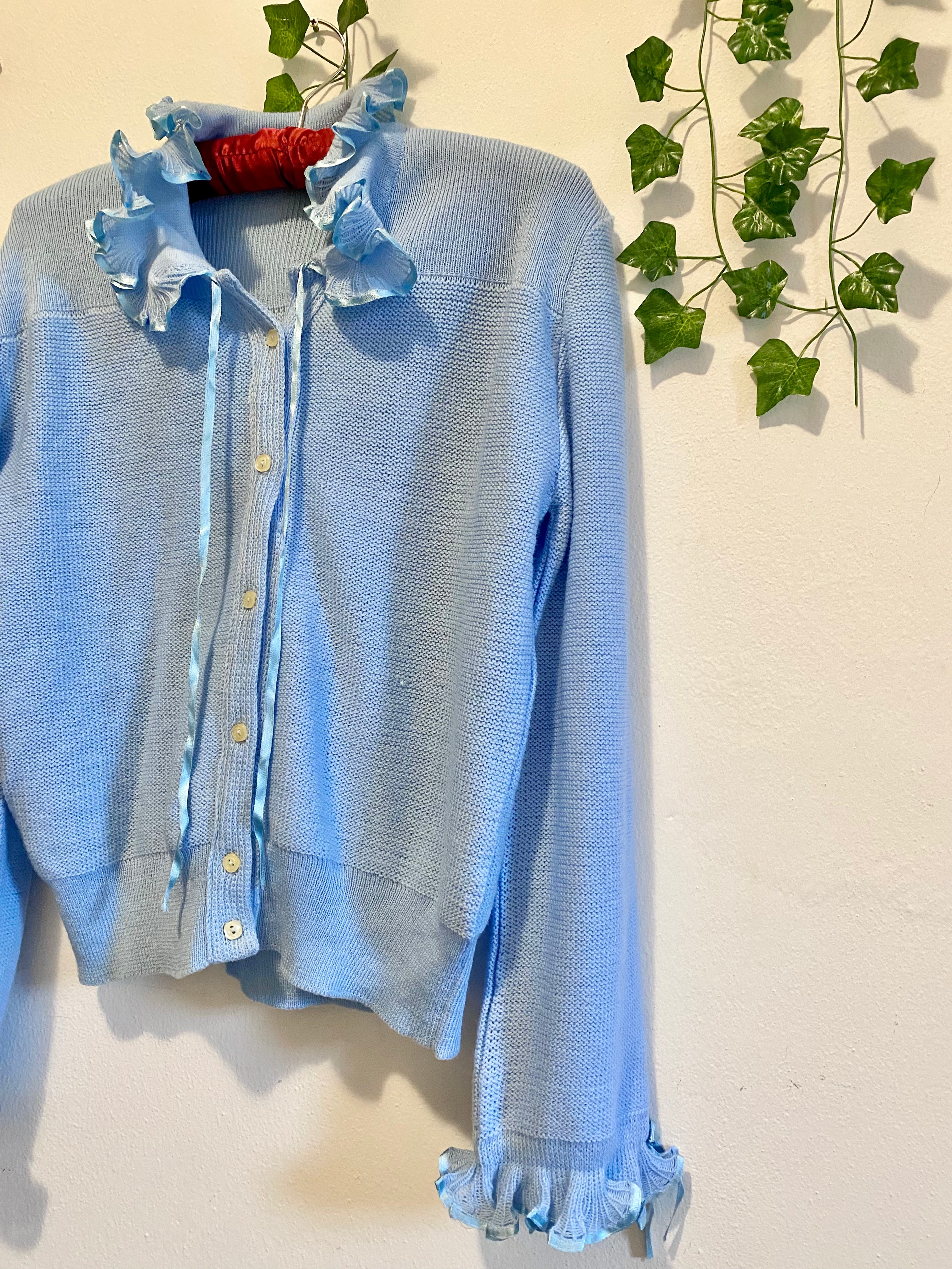 Cardigan pastello con colletto e polsini arricciati