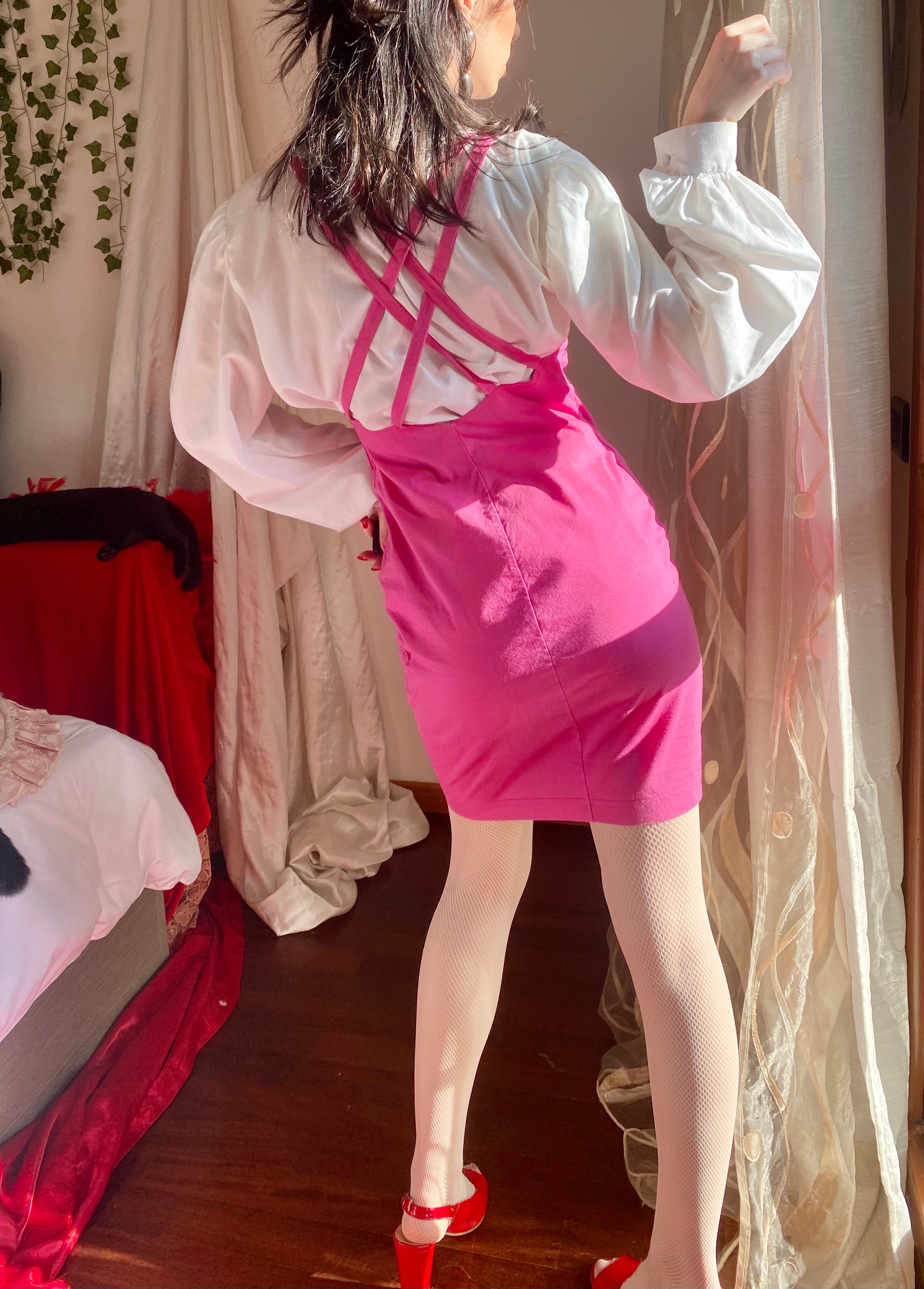 Robe rose à bretelles inversées