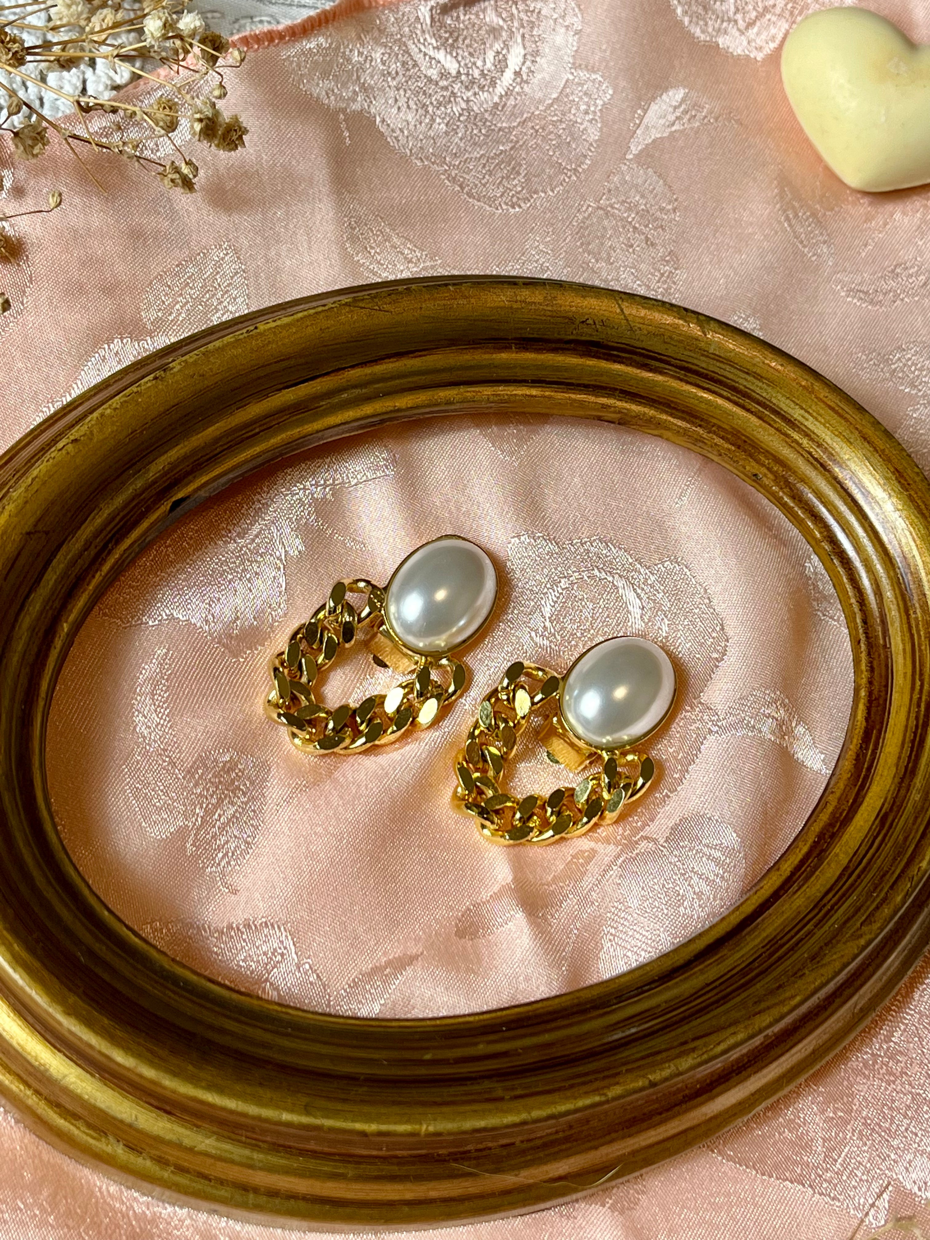 Orecchini a clip con perla e lavorazione intrecciata dorata