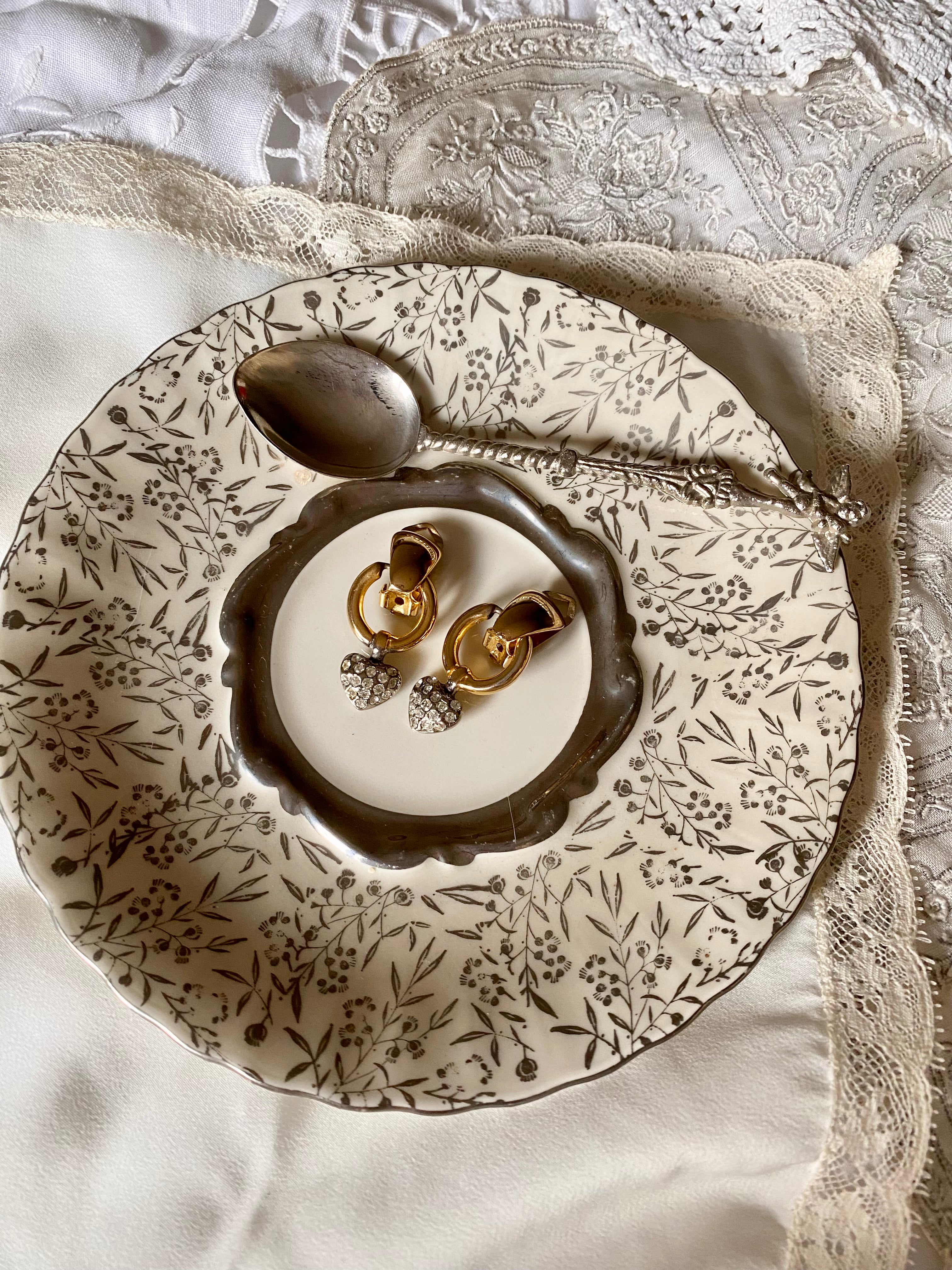 Boucles d'oreilles avec petits pendentifs coeur