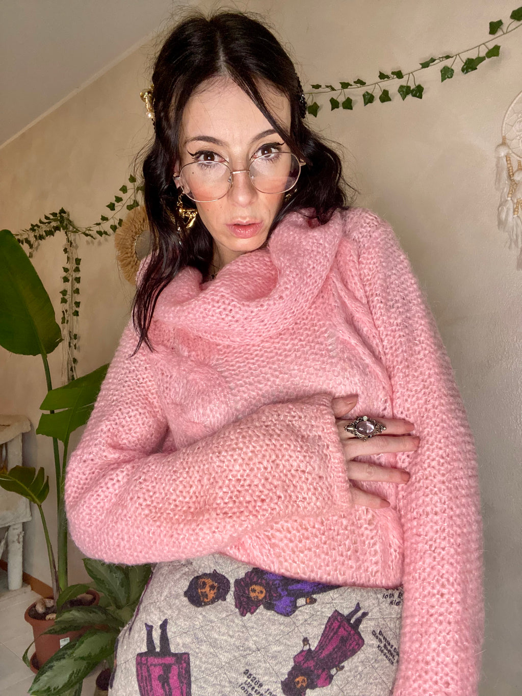 Pull col roulé en crochet rose