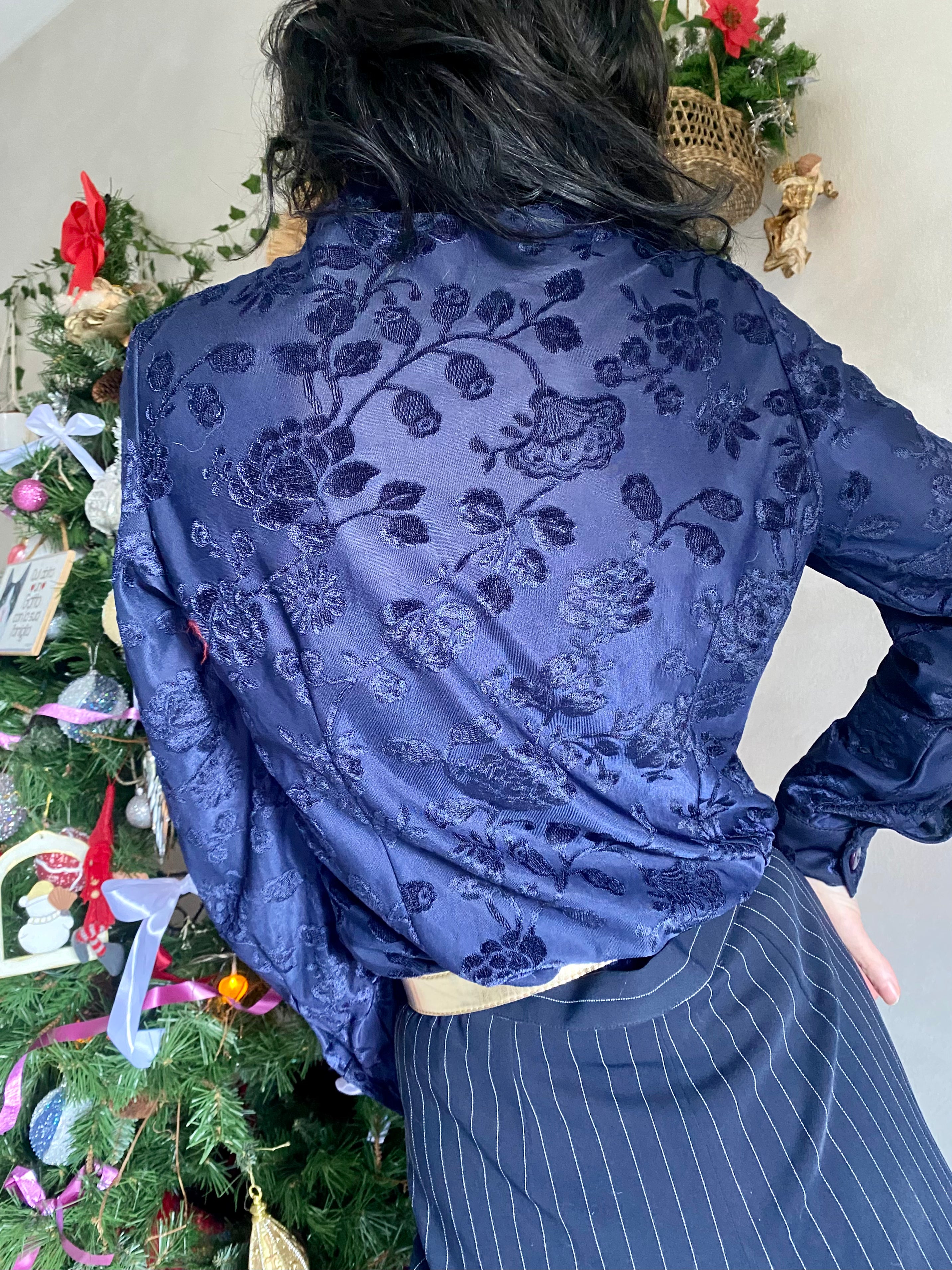 Camicia blu con rose in velluto e collo wing