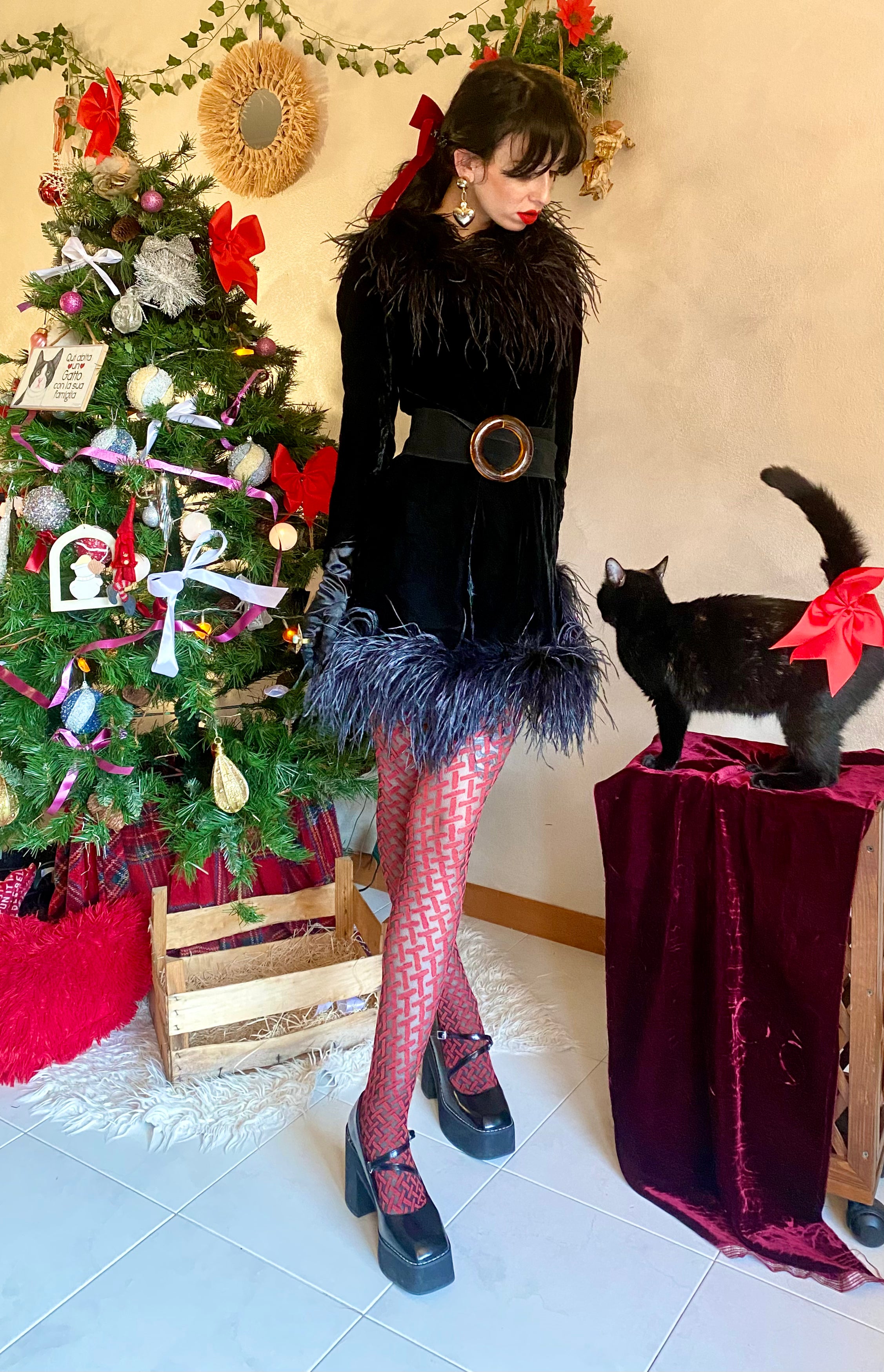 Abito capodanno a tubino in velluto con dettagli in piume