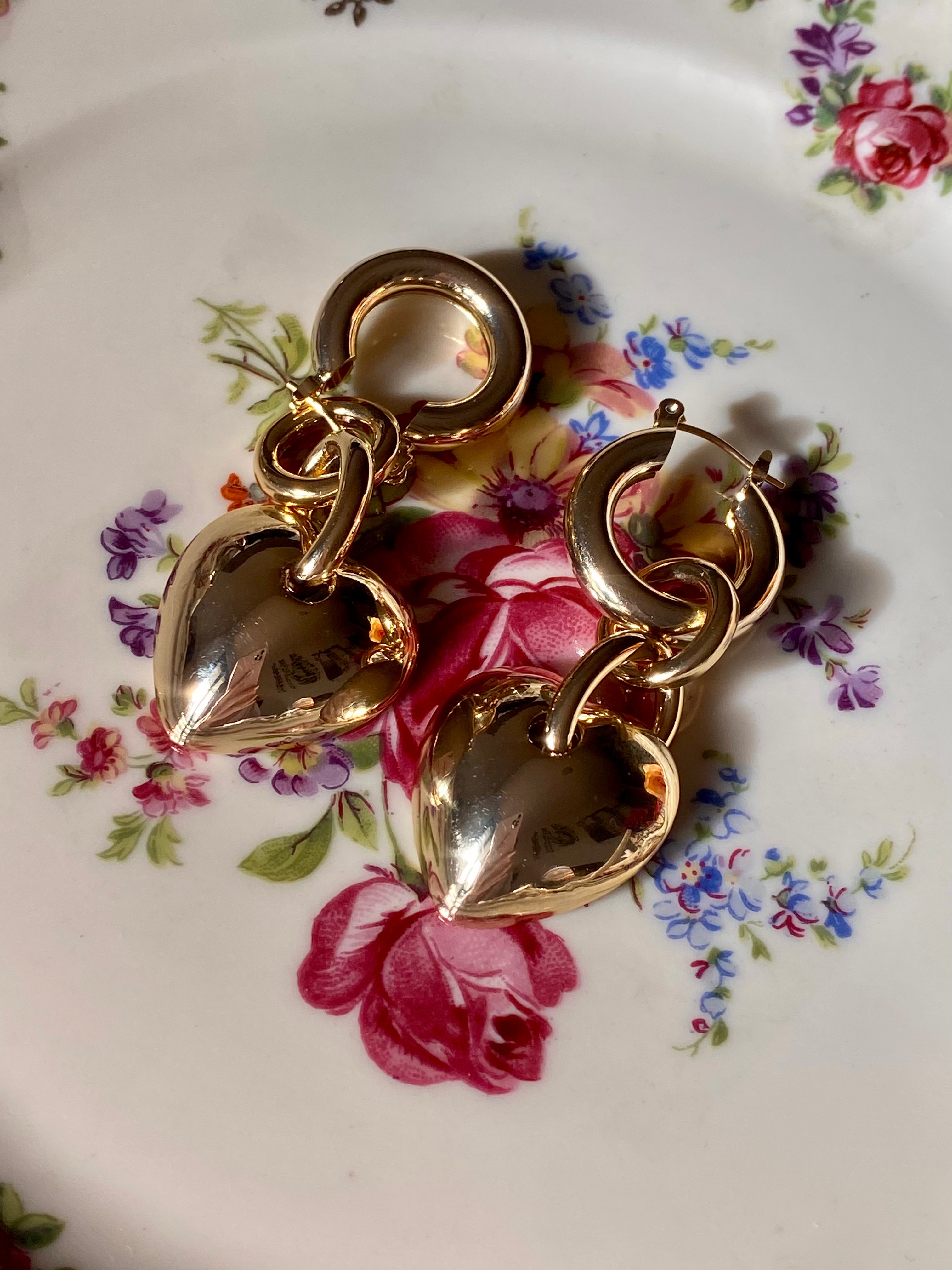 Assembler et démonter les boucles d'oreilles pendantes en forme de cœur