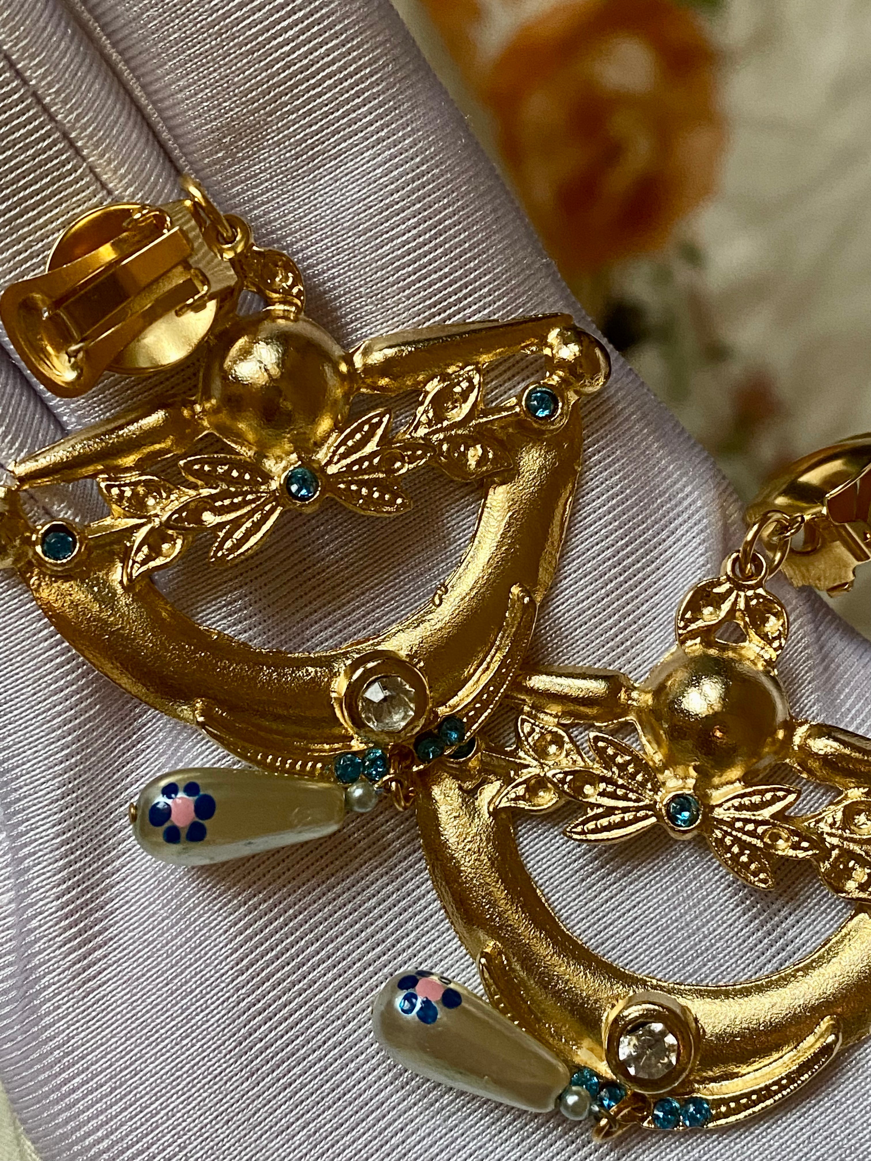 Boucles d'oreilles avec détails dorés et perles pendantes