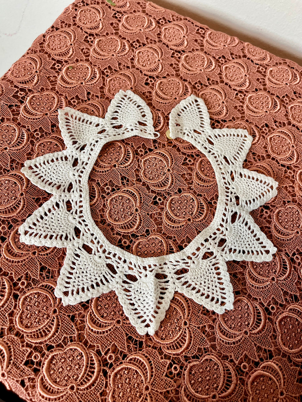 Col en frivolité au crochet