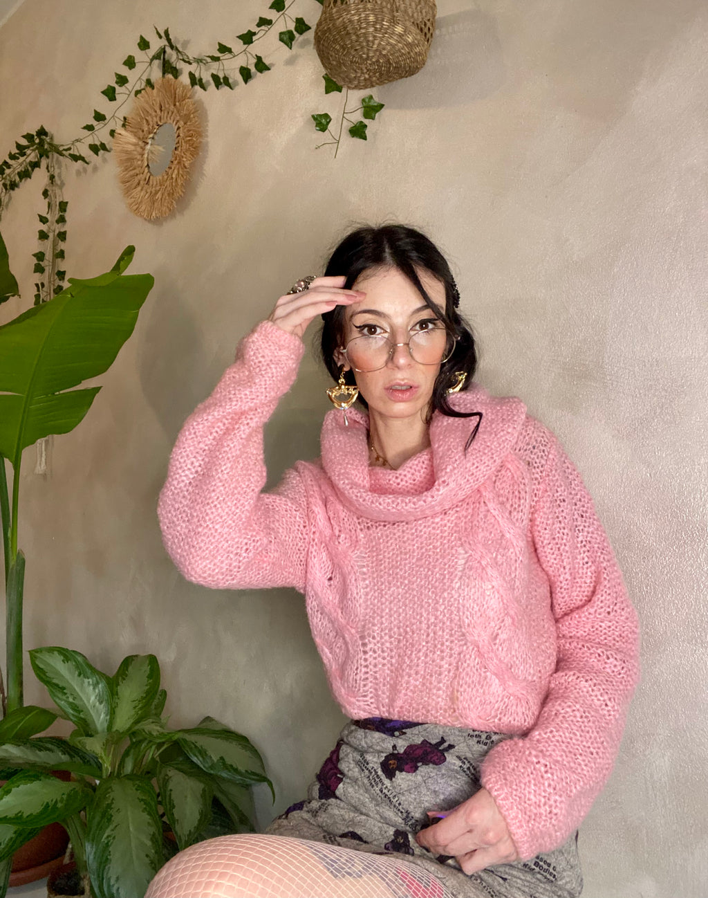 Pull col roulé en crochet rose