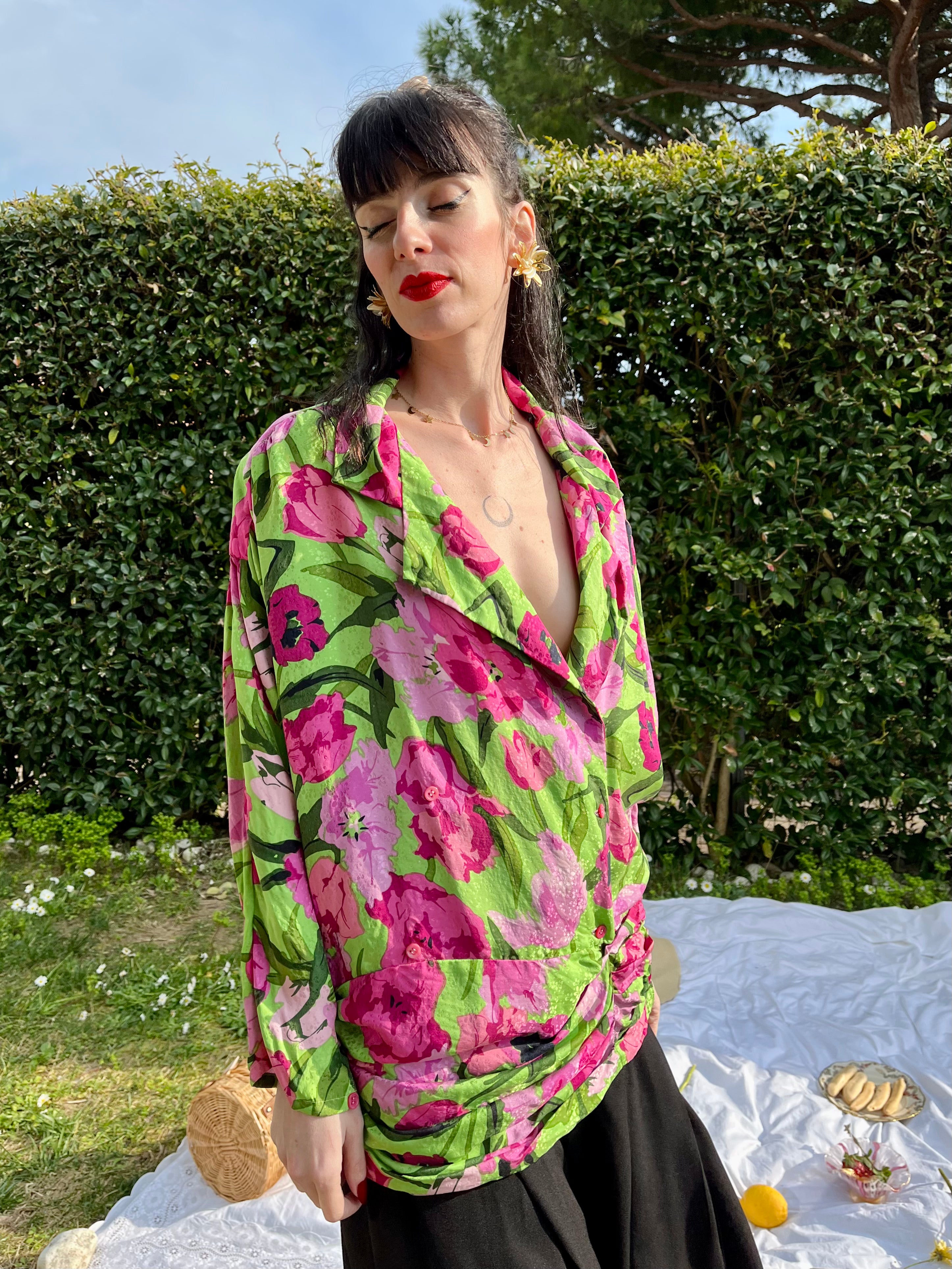 Blusa floreale in seta con colletto a punta di lancia